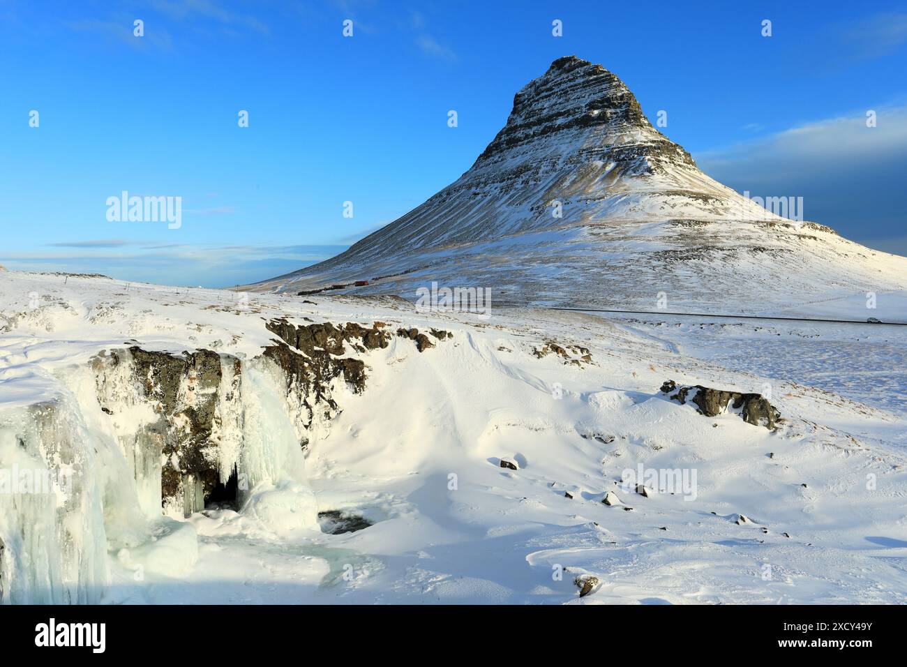 Geographie / Reise, Island, Eiskaskade Kirkjufellsfoss und Kirkjufell (Mount), Grundarfjoerdur, ADDITIONAL-RIGHTS-CLEARANCE-INFO-NOT-AVAILABLE Stockfoto