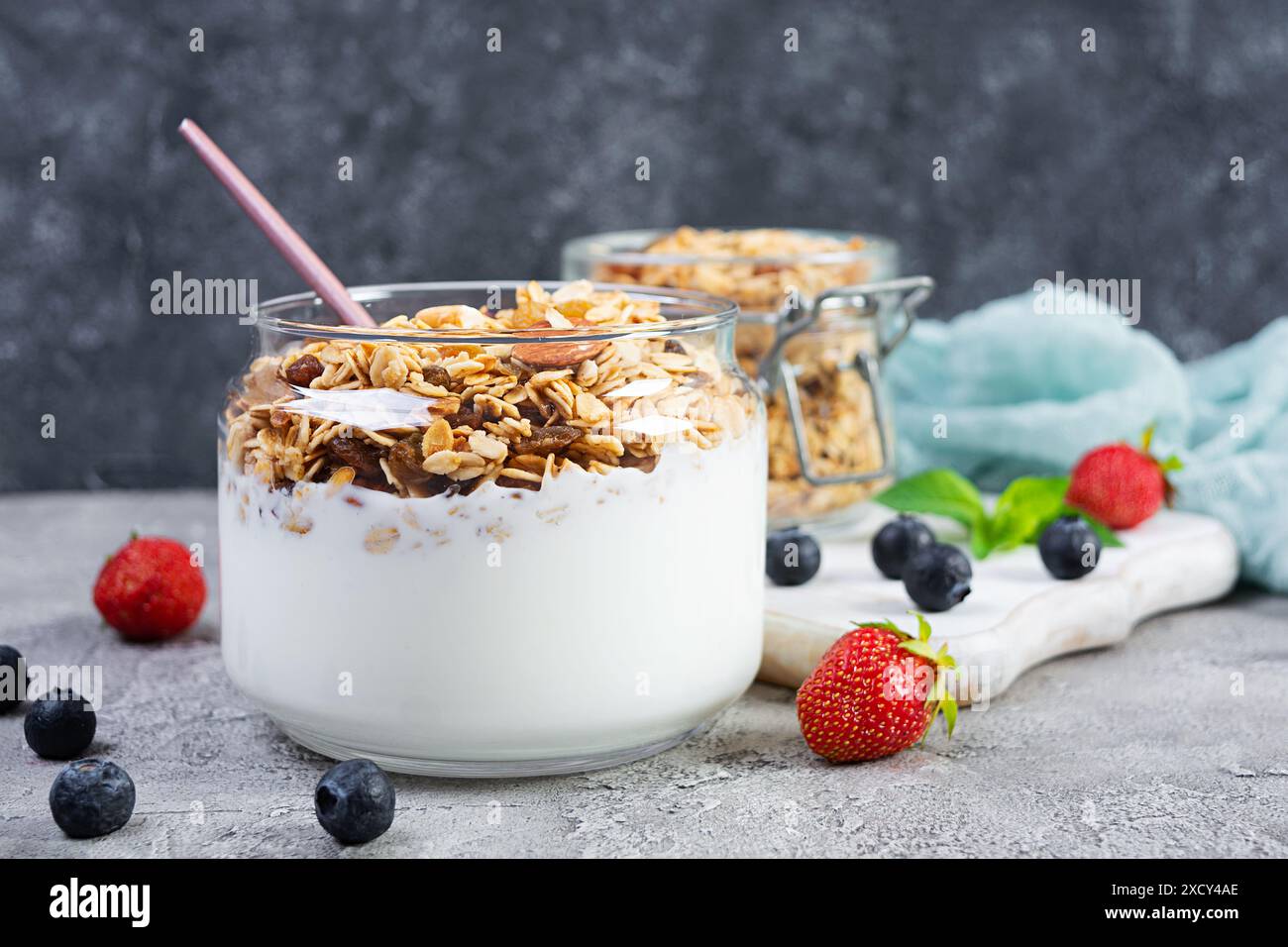 Müsli mit Joghurt und frischen Beeren. Gesundes Frühstück mit Hafermüsli Stockfoto