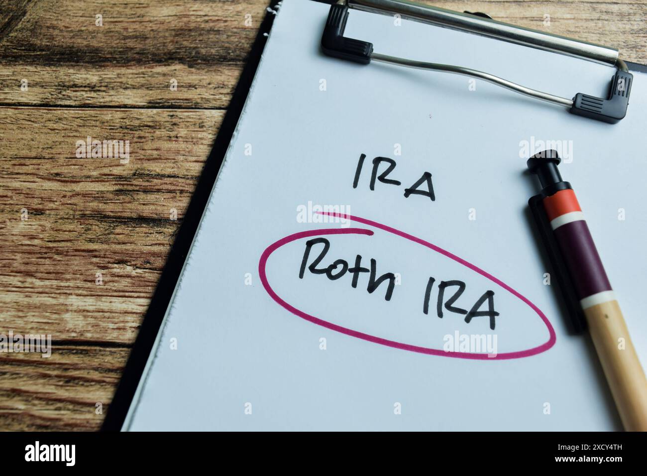 Konzept der IRA und Roth IRA schreiben auf Papierkram isoliert auf hölzernem Hintergrund. Stockfoto Konzept der IRA und Roth IRA schreiben auf Papierkram isoliert auf hölzernem Hintergrund. Stockfoto