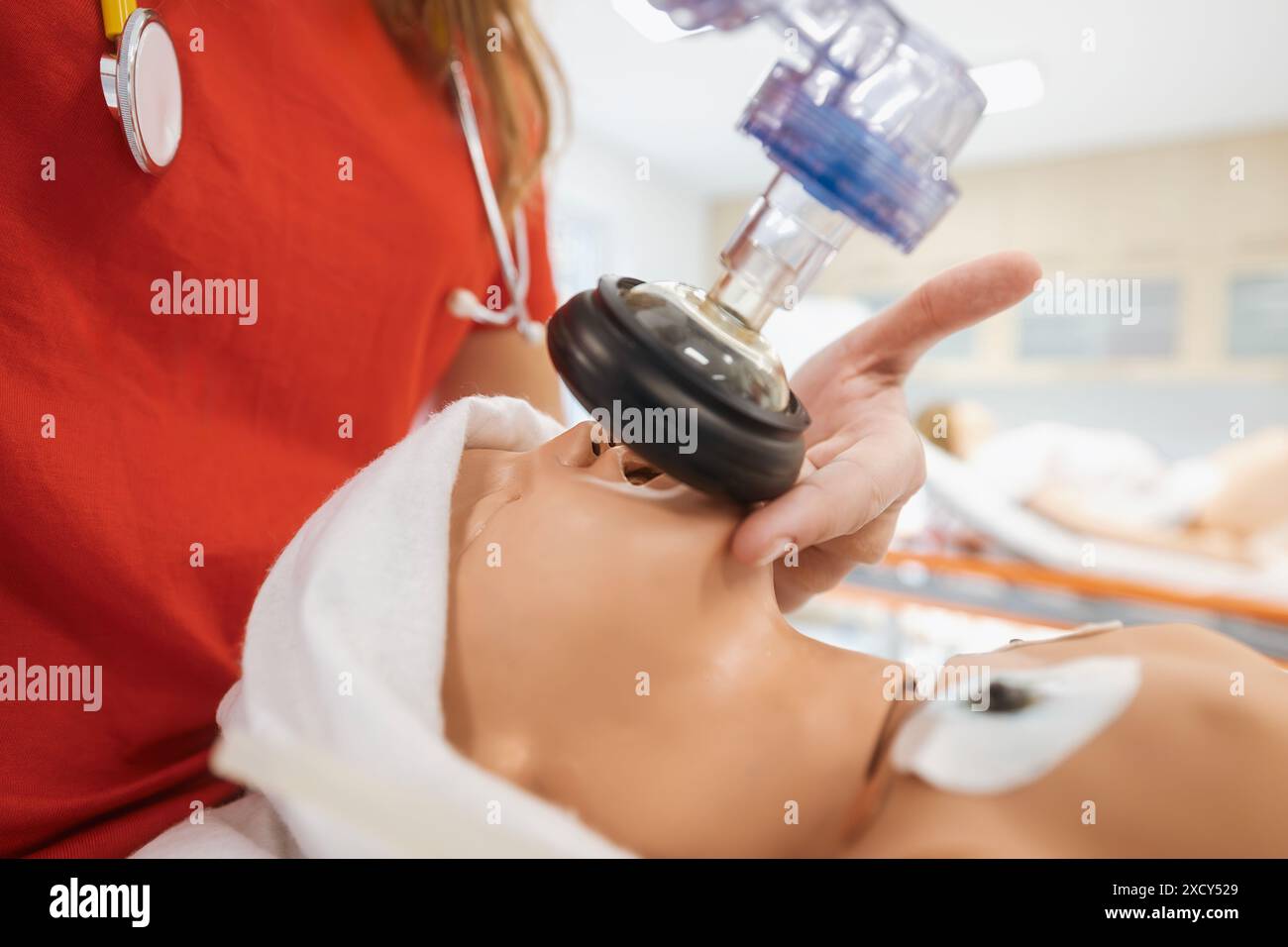 Die Hände des Rettungssanitäters des Notarztdienstes während des Trainings für Wiederbelebungstraining an Neugeborenen-Dummy. Stockfoto