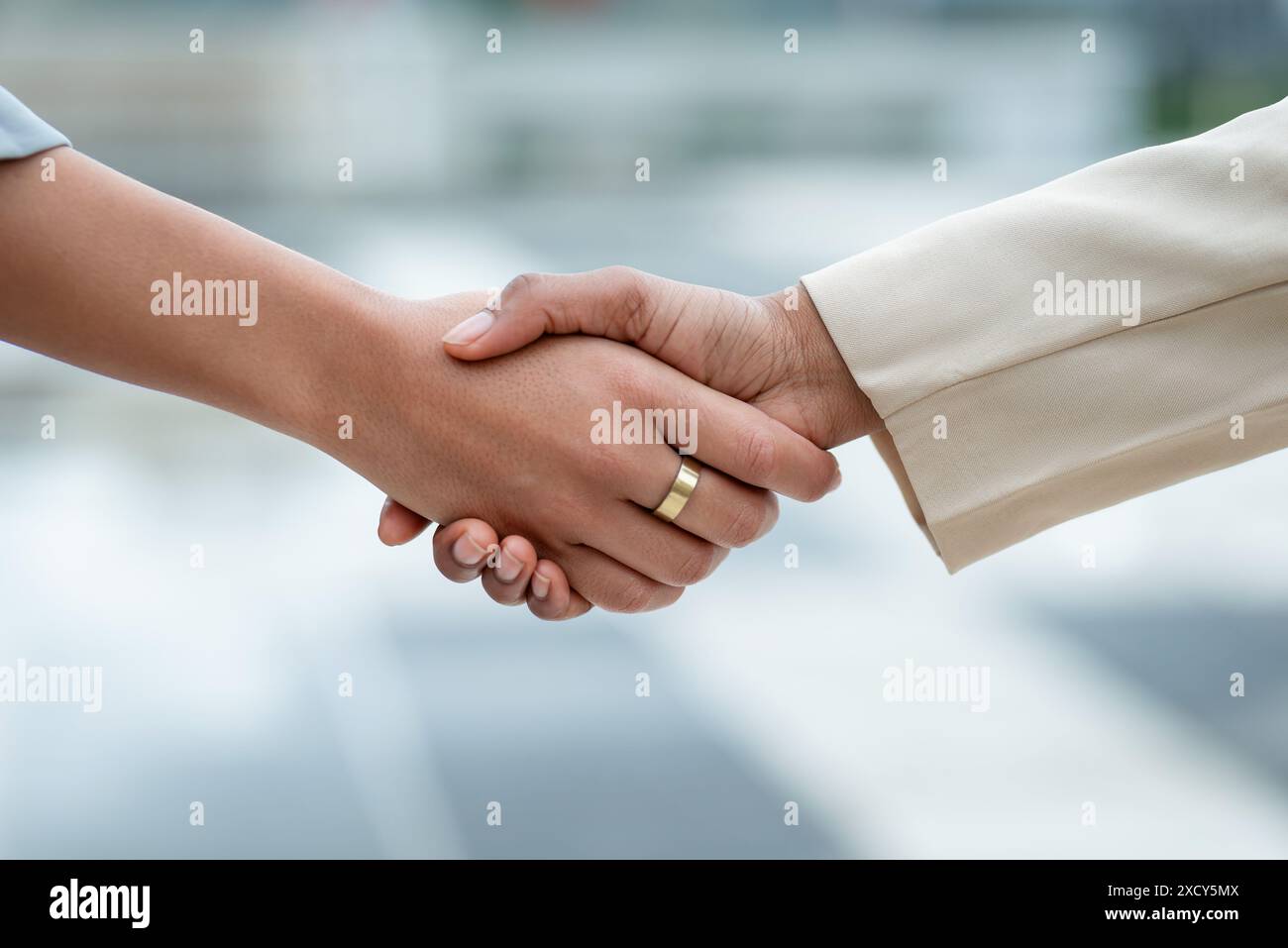 Nahaufnahme von Handshake zwischen Geschäftsleuten, die einen Vertrag oder eine Vereinbarung abschließen Stockfoto