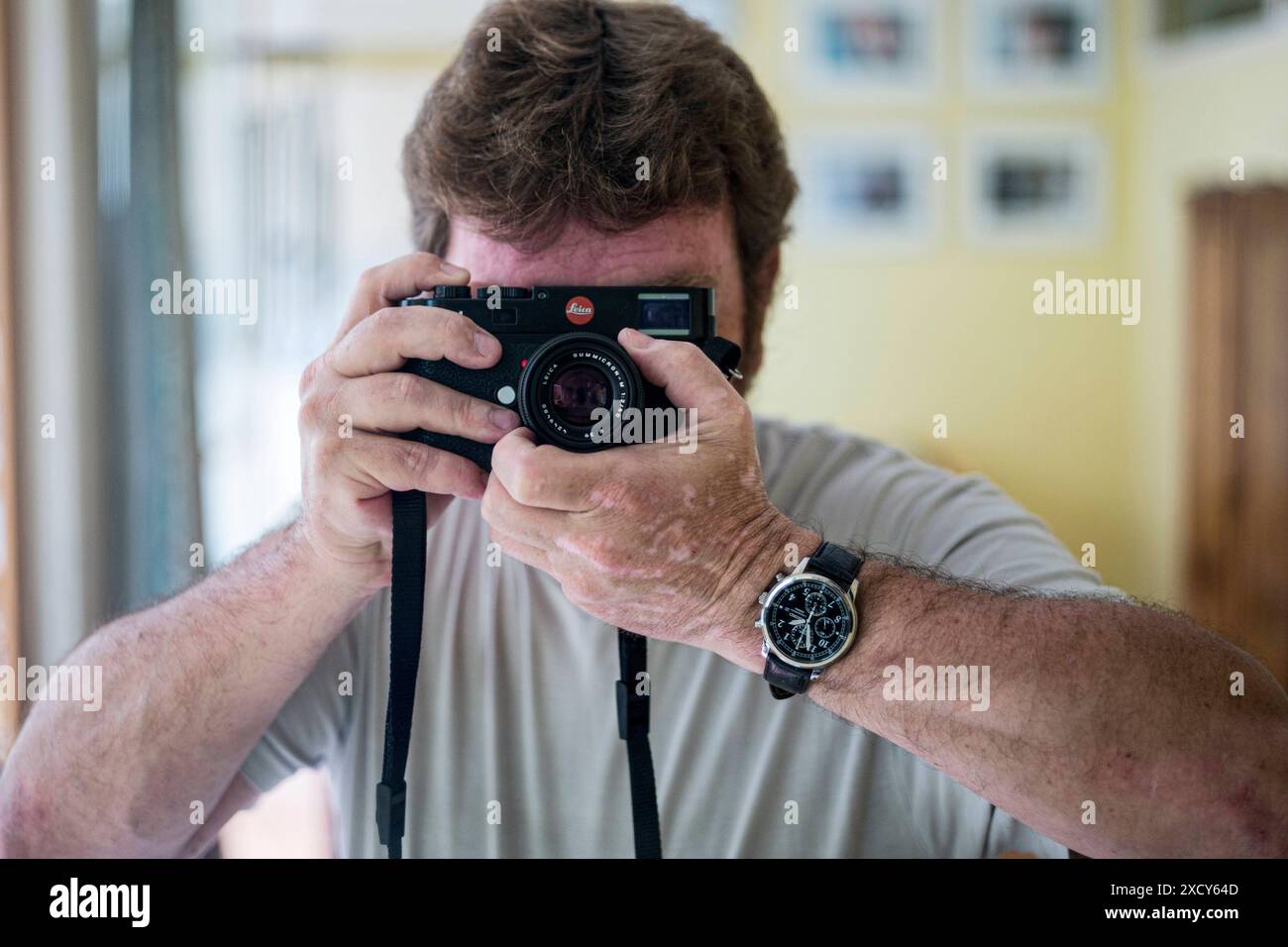 Selbstporträt von Guido Koppes Selbstporträt mit Leica von Guido Koppes. Tilburg, Niederlande. MRYES Tilburg Studio Tuinstraat Noord-Brabant Nederland Copyright: XGuidoxKoppesxPhotox Stockfoto