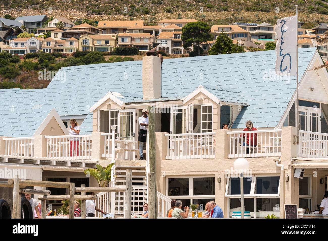 Hout Bay Restaurant, Kapstadt, Südafrika an einem Sommertag mit Leuten oder Dinern, die ein Mittagessen im Freien genießen oder Konzeptreisen, Speisen und Getränke im Freien genießen Stockfoto