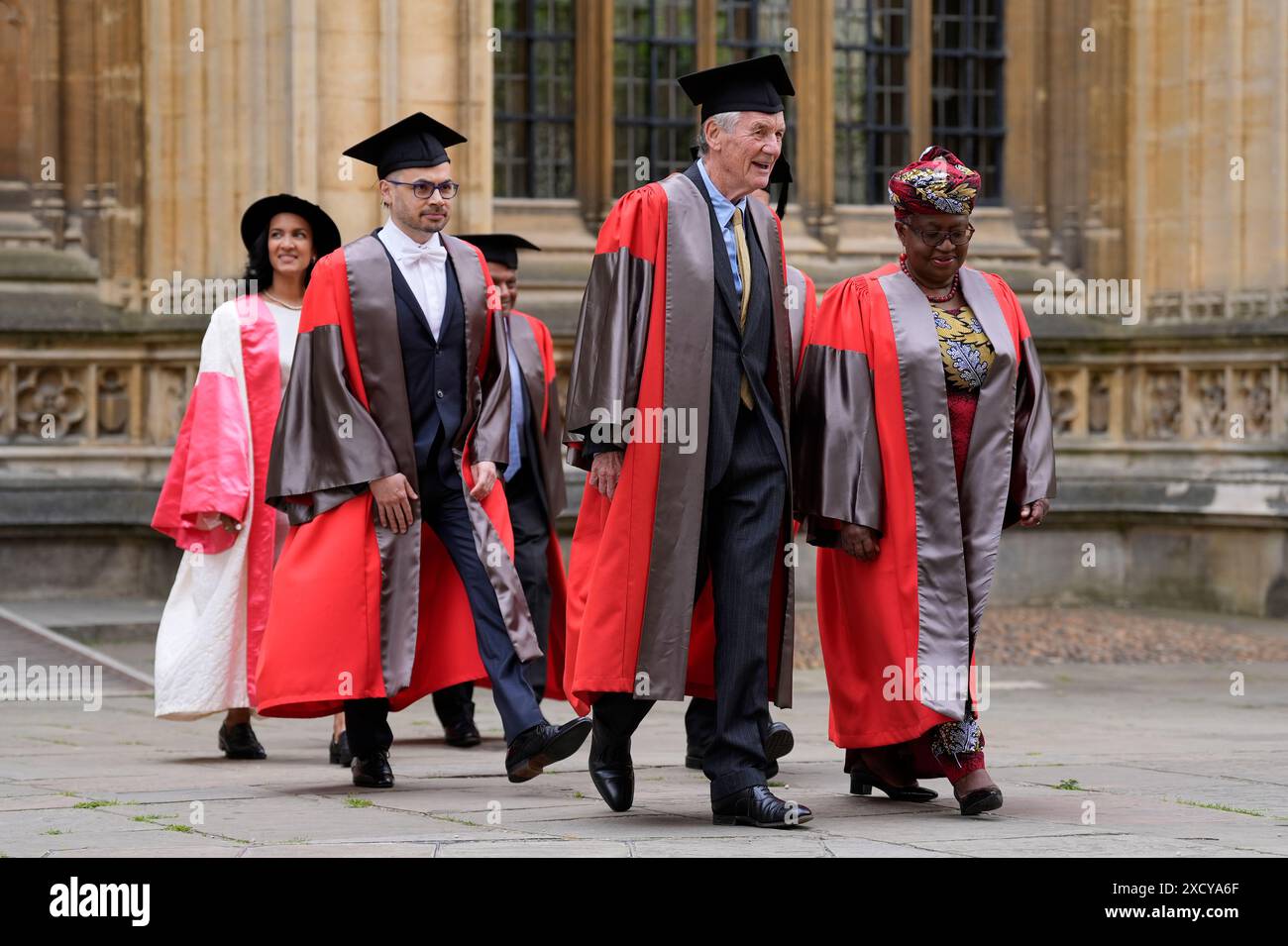 Von links nach rechts begeben sich Anoushka Shankar, Sir Demis Hassabis, Sir Michael Palin und Dr. Ngozi Okonjo-Iweala in einer Prozession in Richtung Sheldonian Theatre, bevor sie bei der jährlichen Encaenia-Zeremonie an der Universität Oxford die Ehrendoktorwürde erhalten. Bilddatum: Mittwoch, 19. Juni 2024. Stockfoto