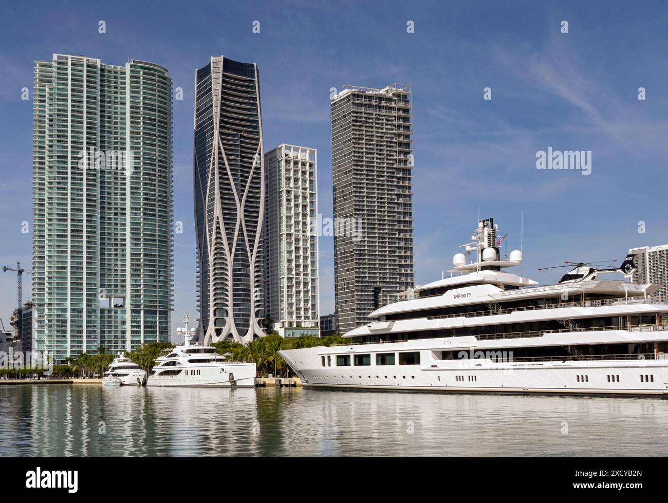 Miami, Florida, USA - 5. Dezember 2023: Die Super-Yacht Infinity liegt mit zwei kleineren Super-Yachten an der Küste von Miami Stockfoto