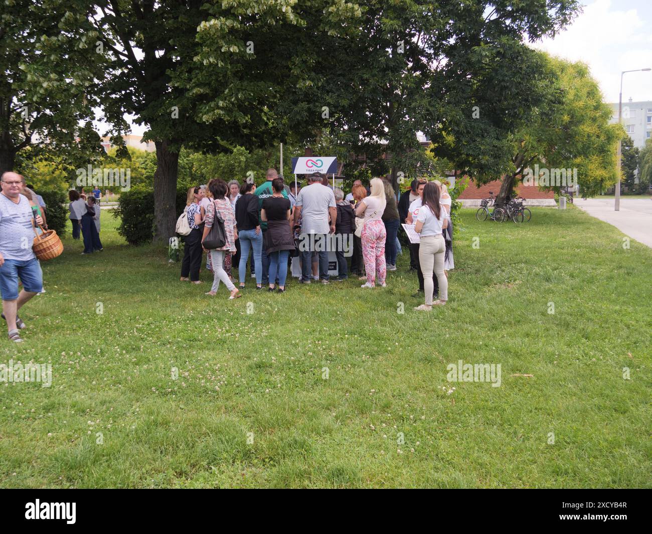 Die Leute auf der landesweiten öffentlichen Veranstaltung von Péter Magyar und dem Stand der Tisza-Partei. Ungarn, Europa. Stockfoto