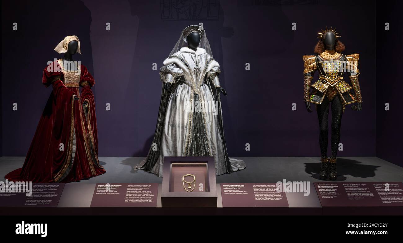National Portrait Gallery, London, Großbritannien. Juni 2024. Six Lives, The Stories of Henry VIII.'s Queens Ausstellung (20. Juni-8. September) dokumentiert die Darstellung von Katherine von Aragon, Anne Boleyn, Jane Seymour, Anne of Cleves, Katherine Howard und Katherine Parr durch die Geschichte und Populärkultur. Bild (l bis r): Kostüm für Anna von Kleves in der RSC-Produktion des Spiegels und des Lichts; Kostüm von Joan Sutherland als Anna in einer Royal Opera House-Inszenierung von Anna Bolena; Katherine von Aragon Kostüm aus SIX the Musical (2020) entworfen von Gabriella Slade. Quelle: Malcolm Park/Alamy L Stockfoto