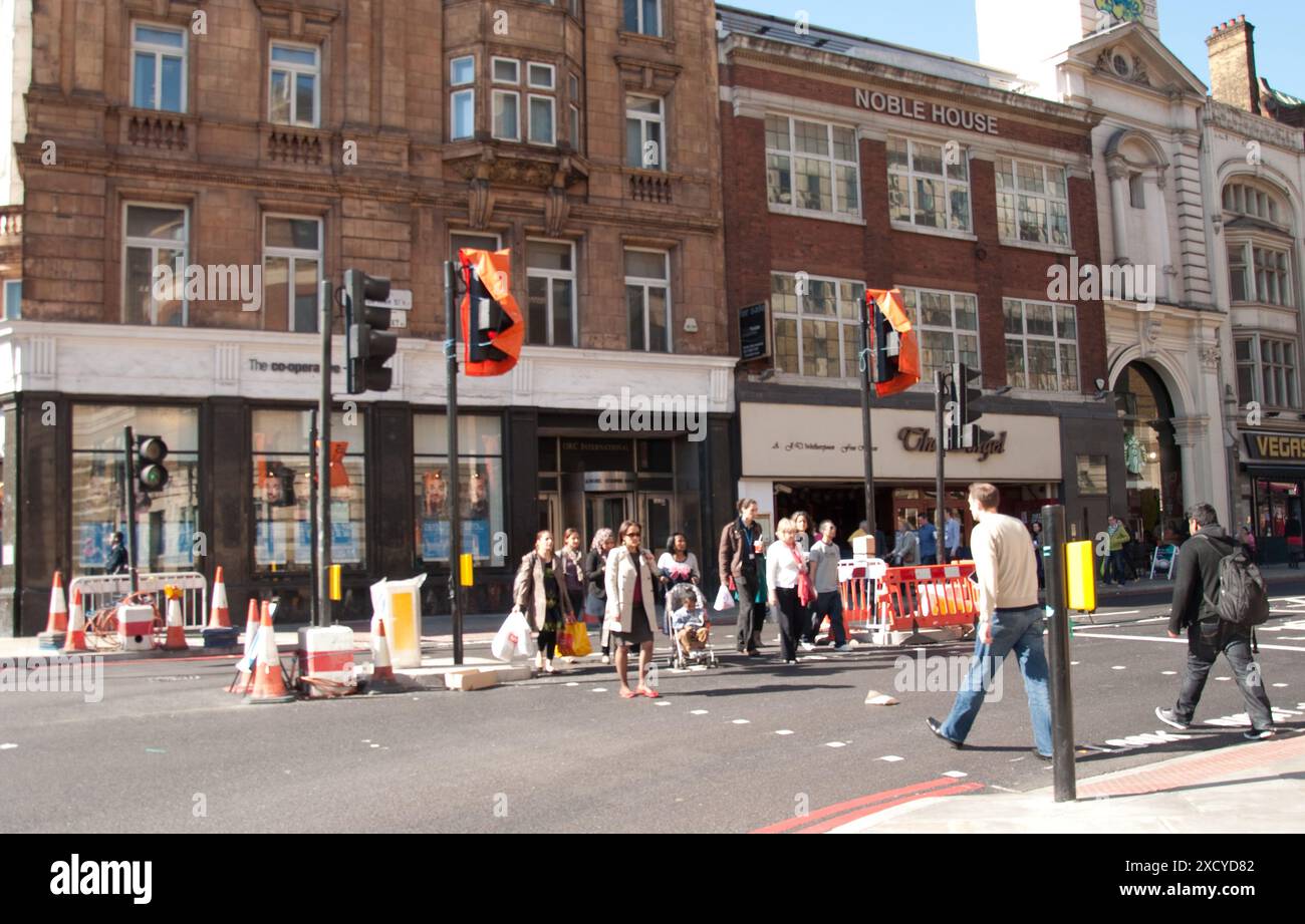 Angel Road Junction, Islington, London, Großbritannien – diese Kreuzung markiert den Beginn der Great North Road (Verbindung York und London) und der Co-operative Stockfoto