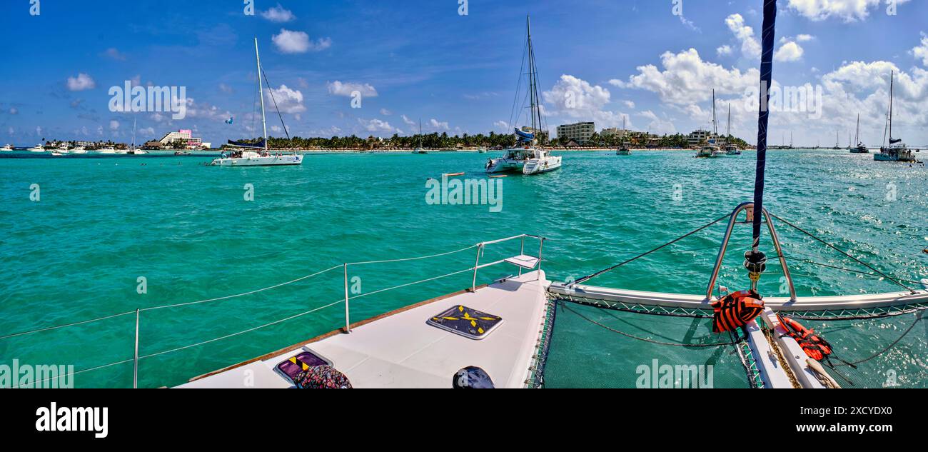 Boote, die in türkisfarbenem Wasser in der Nähe der Küste von Isla Mujeres, Yucatan, Mexiko schwimmen Stockfoto