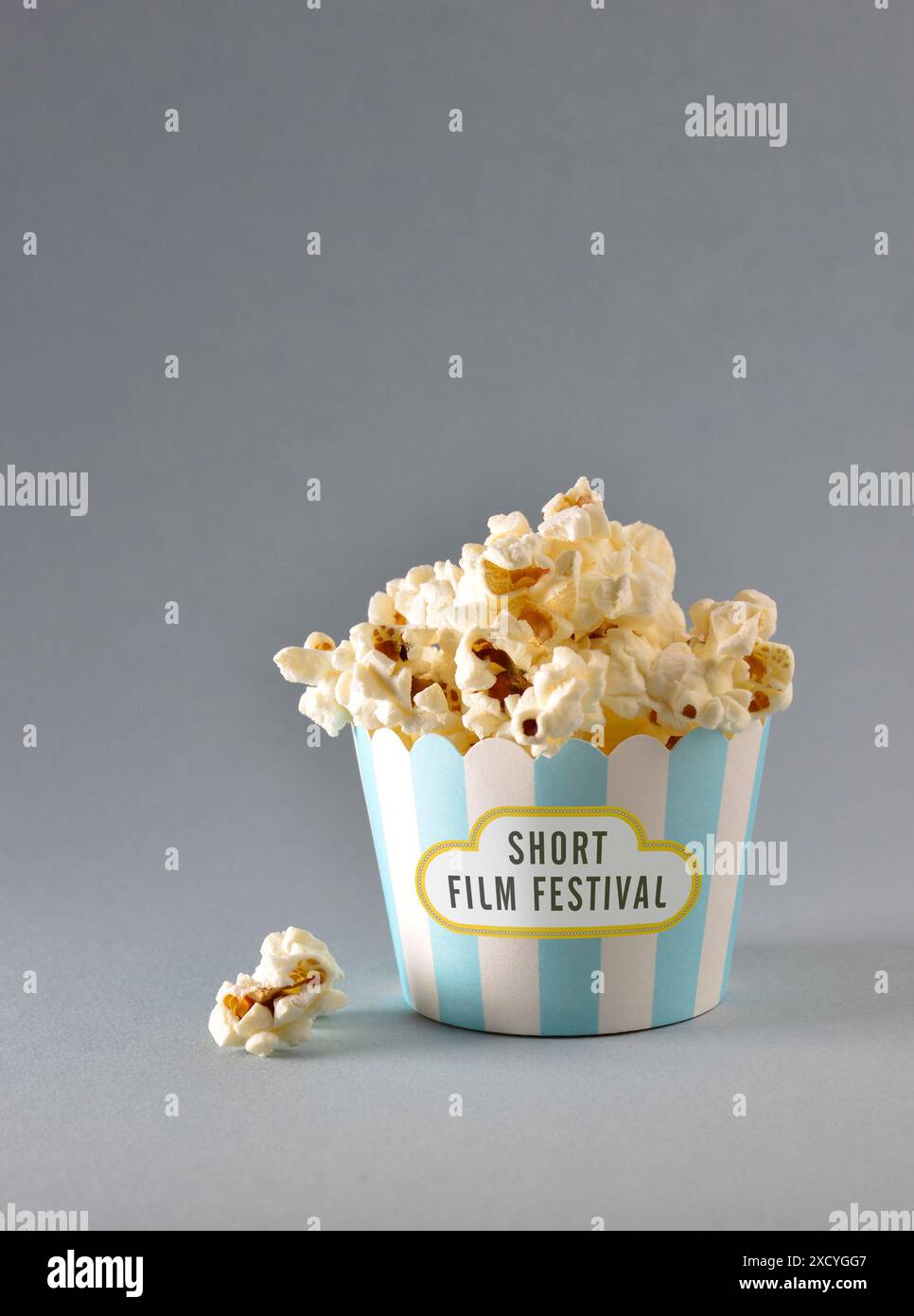 Titel des Kurzfilmfestivals auf Miniatur-Popcorn-Eimer gedruckt. Ein Konzept für „Filmunterhaltung“ oder „Kurzfilme“. Stockfoto