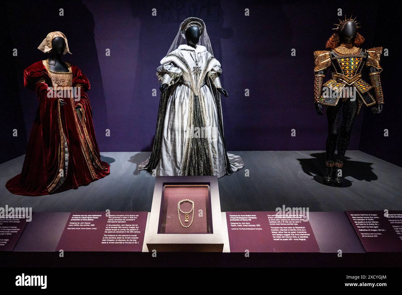 London, Großbritannien. Juni 2024. Kostüme der Royal Shakespeare Company, für Joan Sutherland am Royal Opera House und für Six the Musical - Six Lives: The Stories of Henry VIII's Queens eine neue Ausstellung in der National Portrait Gallery. Six Lives dokumentiert die Darstellung der Frauen in der Geschichte und Populärkultur und umfasst historische Gemälde, Zeichnungen und Ephemeren, zeitgenössische Fotografie, Kostüme und Film. Guy Bell/Alamy Live News Stockfoto
