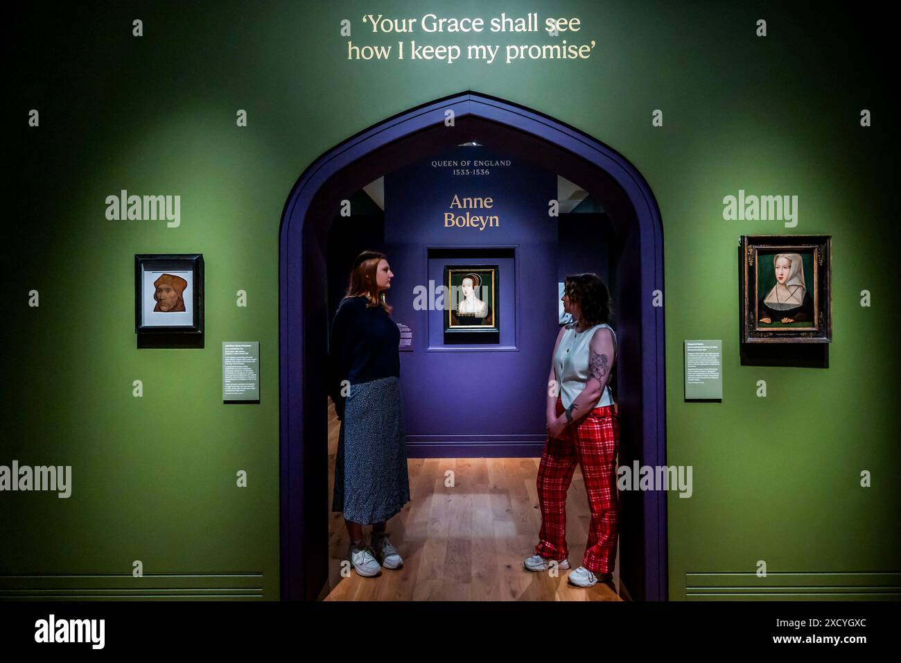 London, Großbritannien. Juni 2024. Porträts von Katherine von Aragon mit einem von Anne Boleyn - Six Lives: The Stories of Henry VIII.'s Queens eine neue Ausstellung in der National Portrait Gallery. Six Lives dokumentiert die Darstellung der Frauen in der Geschichte und Populärkultur und umfasst historische Gemälde, Zeichnungen und Ephemeren, zeitgenössische Fotografie, Kostüme und Film. Guy Bell/Alamy Live News Stockfoto