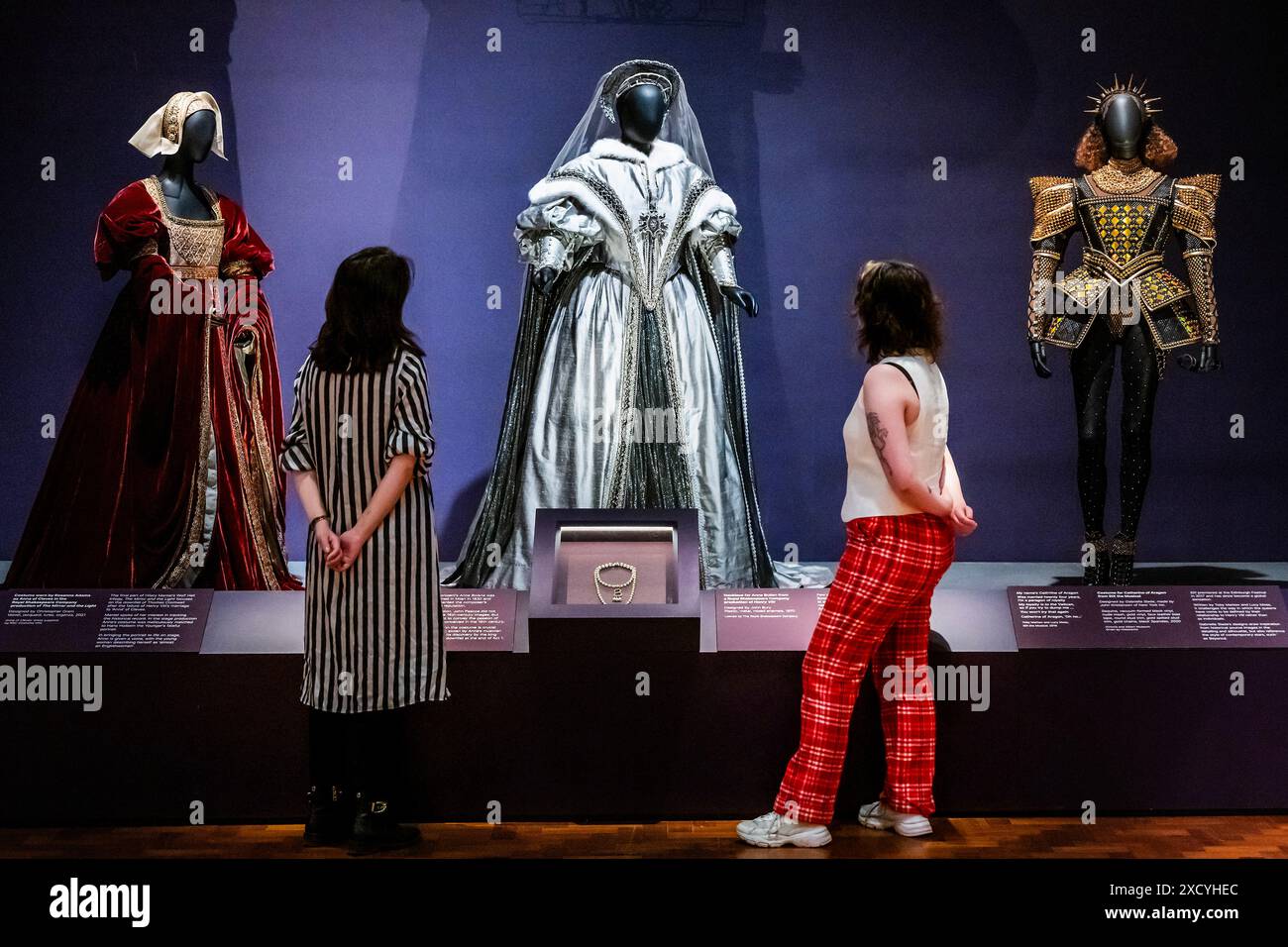 London, Großbritannien. Juni 2024. Kostüme der Royal Shakespeare Company, für Joan Sutherland am Royal Opera House und für Six the Musical - Six Lives: The Stories of Henry VIII's Queens eine neue Ausstellung in der National Portrait Gallery. Six Lives dokumentiert die Darstellung der Frauen in der Geschichte und Populärkultur und umfasst historische Gemälde, Zeichnungen und Ephemeren, zeitgenössische Fotografie, Kostüme und Film. Guy Bell/Alamy Live News Stockfoto