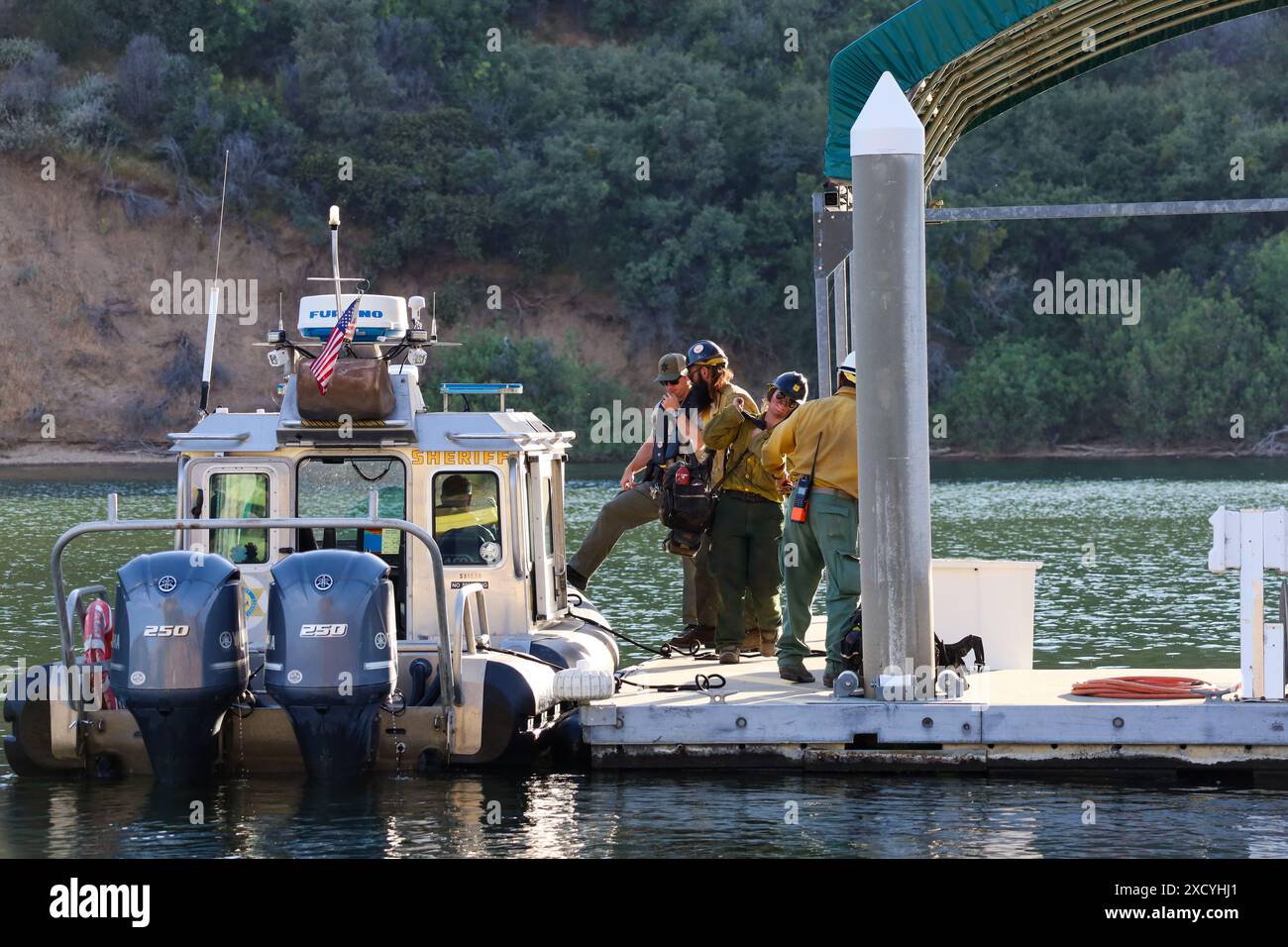 Santa Barbara, Kalifornien, USA. Juni 2024. Die Feuerwehrleute mussten mit dem Boot auf dem Pyramid Lake reisen, um die abgelegensten Bereiche des Feuers am dritten Tag einer der ersten massiven Flammen der Brandsaison 2024 zu bekämpfen. Die Hot-Shot-Crew kehrt von einer 12-Stunden-Schicht zurück, die brennende Bereiche auf dem sehr steilen und schwierigen Gelände abwischt. Der Pyramid Lake, der sich im Angeles and Los Padres National Forest befindet, ist ein Stausee, der durch den Pyramid Dam am Piru Creek in der Nähe von Castaic, Kalifornien, gebildet wird. (Kreditbild: © Amy Katz/ZUMA Press Wire) NUR REDAKTIONELLE VERWENDUNG! Nicht für kommerzielle ZWECKE! Stockfoto