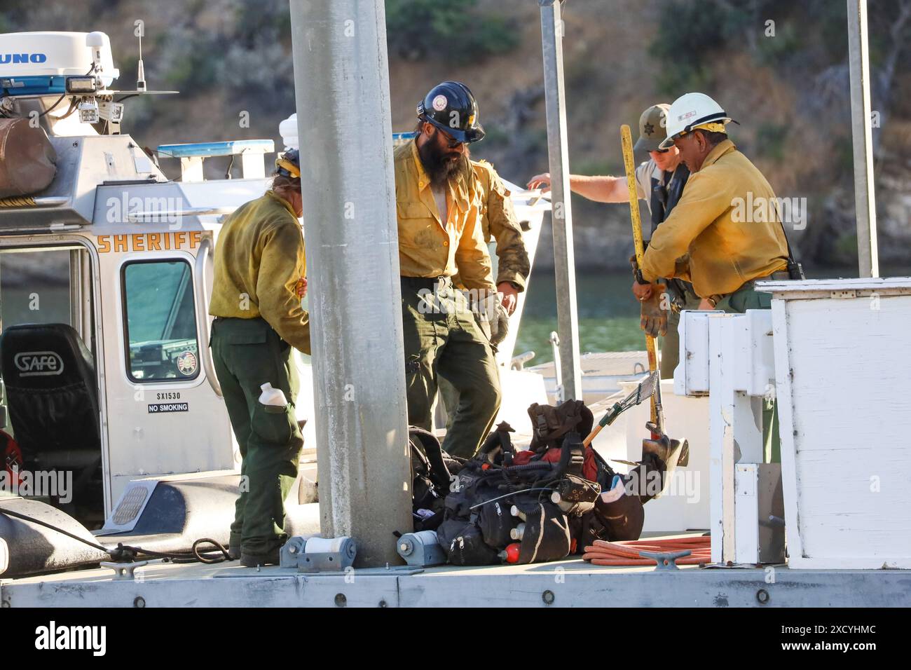 Santa Barbara, Kalifornien, USA. Juni 2024. Die Feuerwehrleute mussten mit dem Boot auf dem Pyramid Lake reisen, um die abgelegensten Bereiche des Feuers am dritten Tag einer der ersten massiven Flammen der Brandsaison 2024 zu bekämpfen. Die Hot-Shot-Crew kehrt von einer 12-Stunden-Schicht zurück, die brennende Bereiche auf dem sehr steilen und schwierigen Gelände abwischt. Der Pyramid Lake, der sich im Angeles and Los Padres National Forest befindet, ist ein Stausee, der durch den Pyramid Dam am Piru Creek in der Nähe von Castaic, Kalifornien, gebildet wird. (Kreditbild: © Amy Katz/ZUMA Press Wire) NUR REDAKTIONELLE VERWENDUNG! Nicht für kommerzielle ZWECKE! Stockfoto