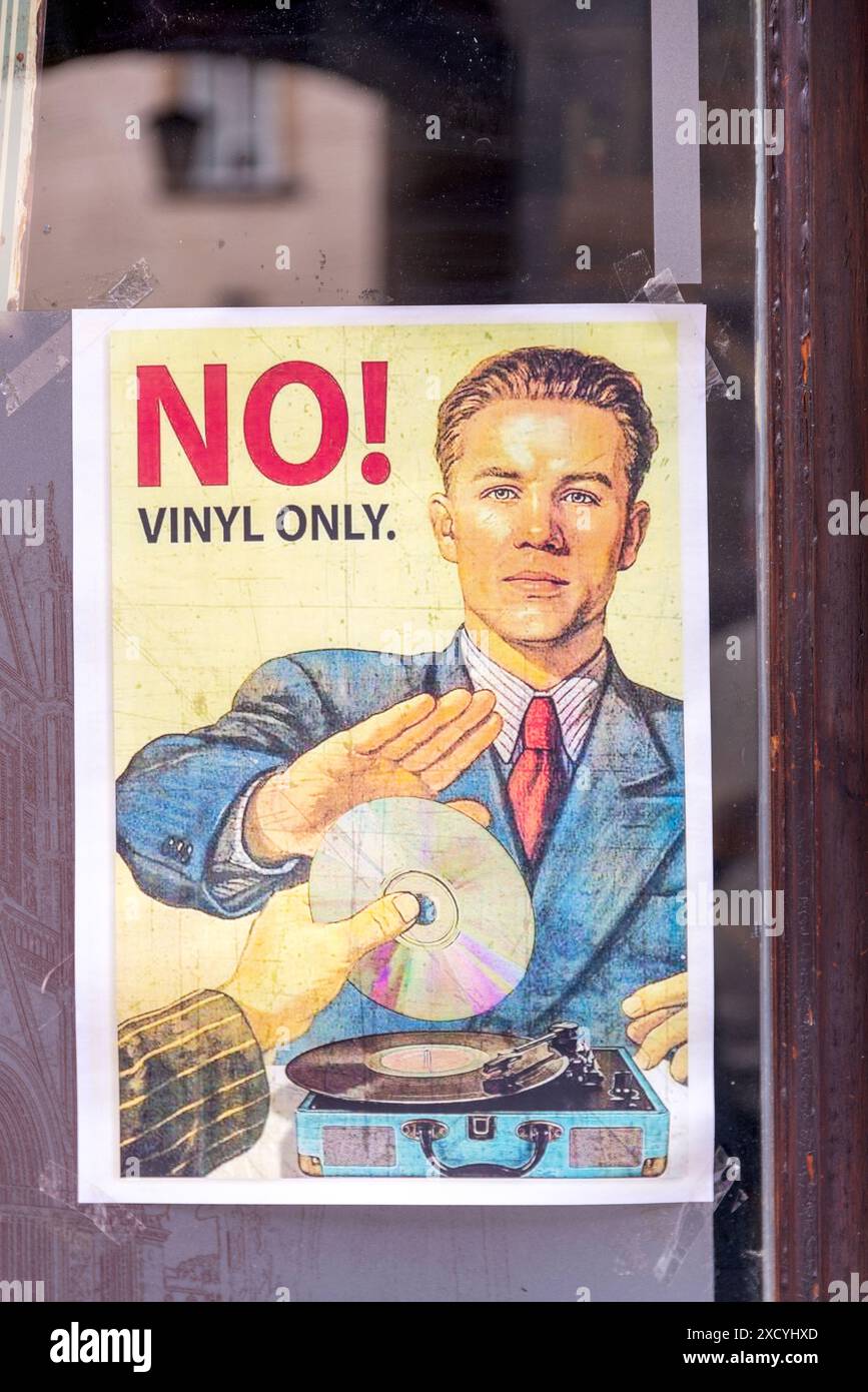 Poster im Schaufenster mit der Aufschrift „Nein! Nur Vinyl kommentiert die Wiederbelebung von Vinyl Stockfoto