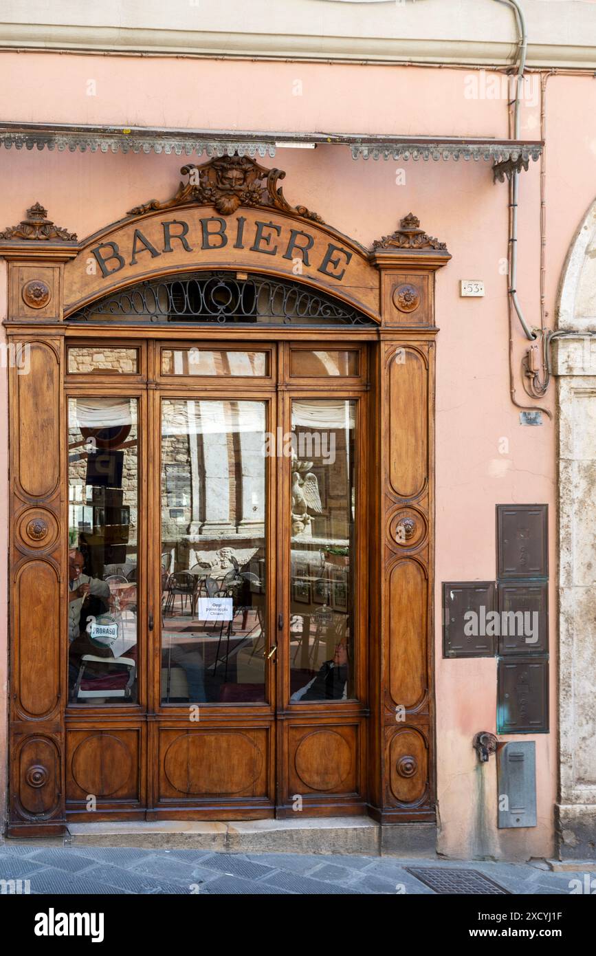 Traditionelles Friseurgeschäft - Barberia Bertini, in der auf einem Hügel gelegenen Stadt Todi in der Region Perugia Stockfoto