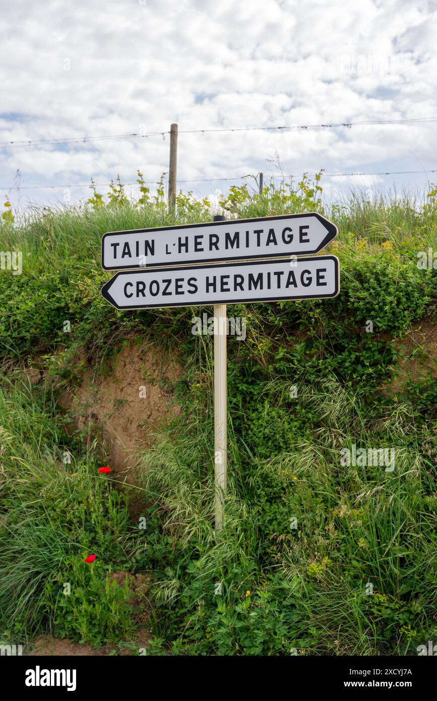 Wegweiser mit der Aufschrift Tain-l'Eremitage und Crozes Eremitage Stockfoto