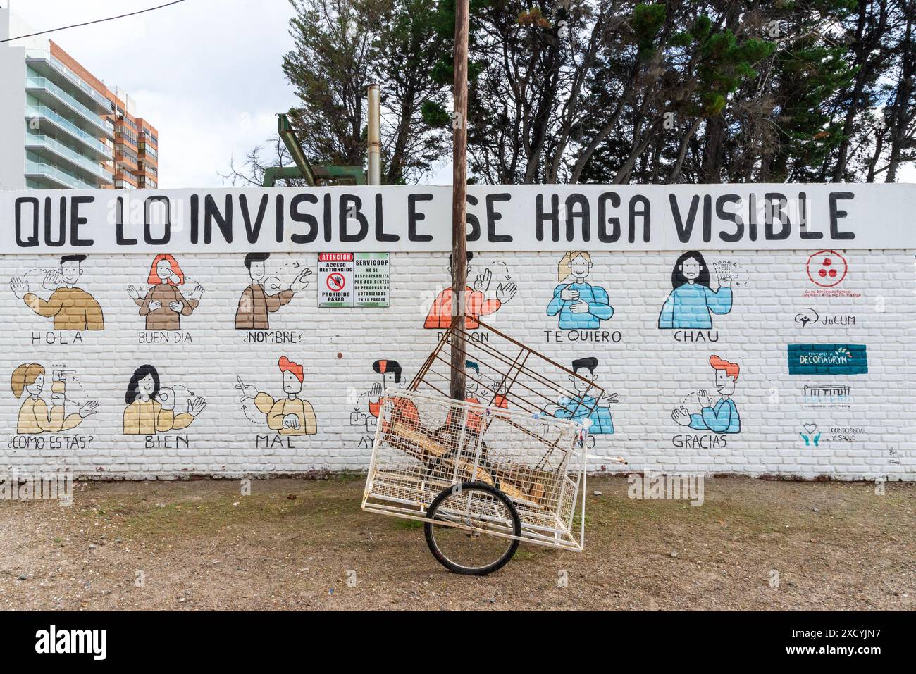 Que lo unvisible se haga visible – Lassen Sie das Unsichtbare sichtbar werden. Ein Wandgemälde in Puerto Madryn, Argentinien Stockfoto
