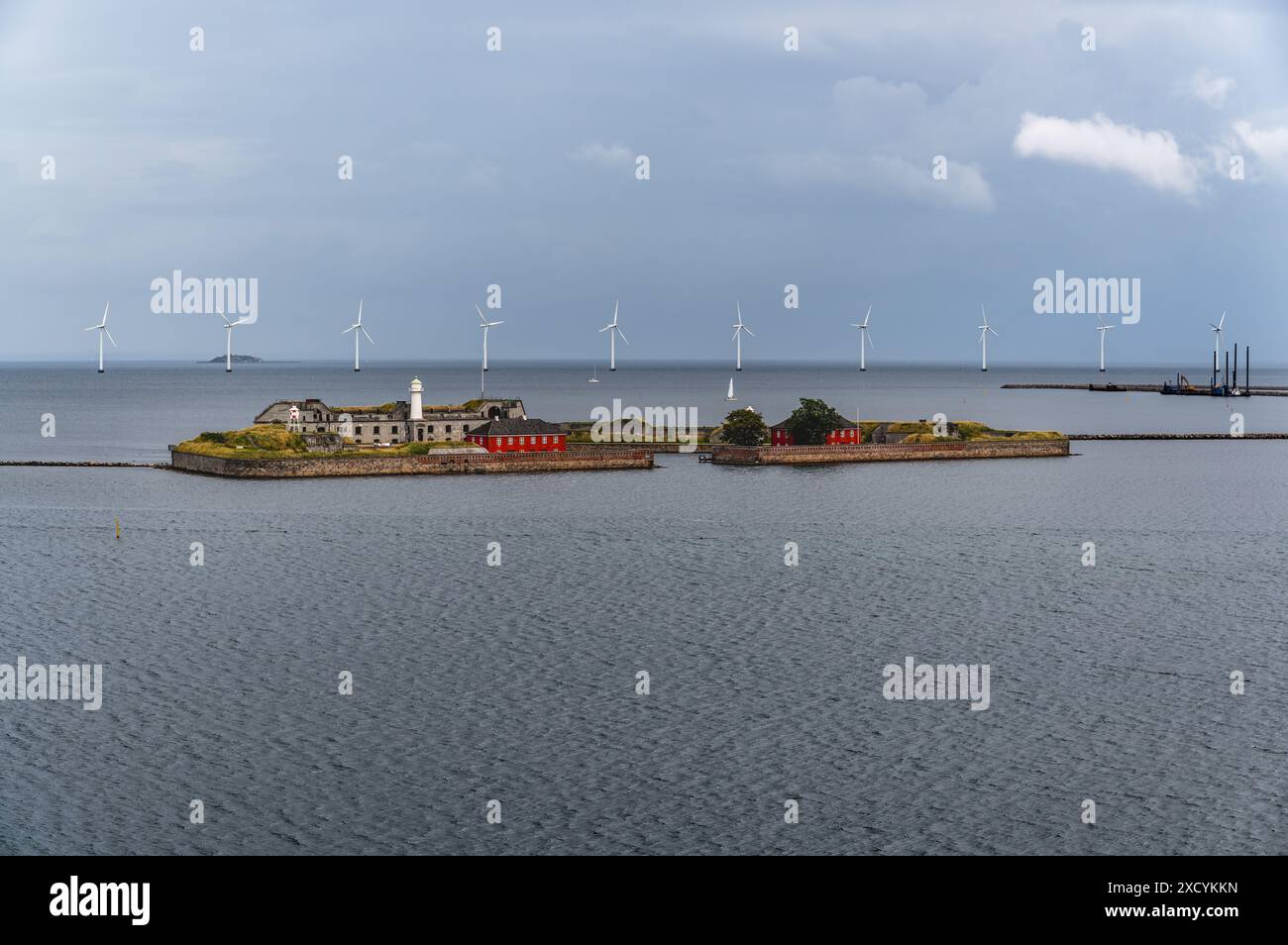 Trekroner Fort, historische Festung auf einer künstlichen Insel in der Nähe des Hafens von Kopenhagen, Dänemark in der Meerenge von Øresund, mit Offshore-Windturbinen Stockfoto