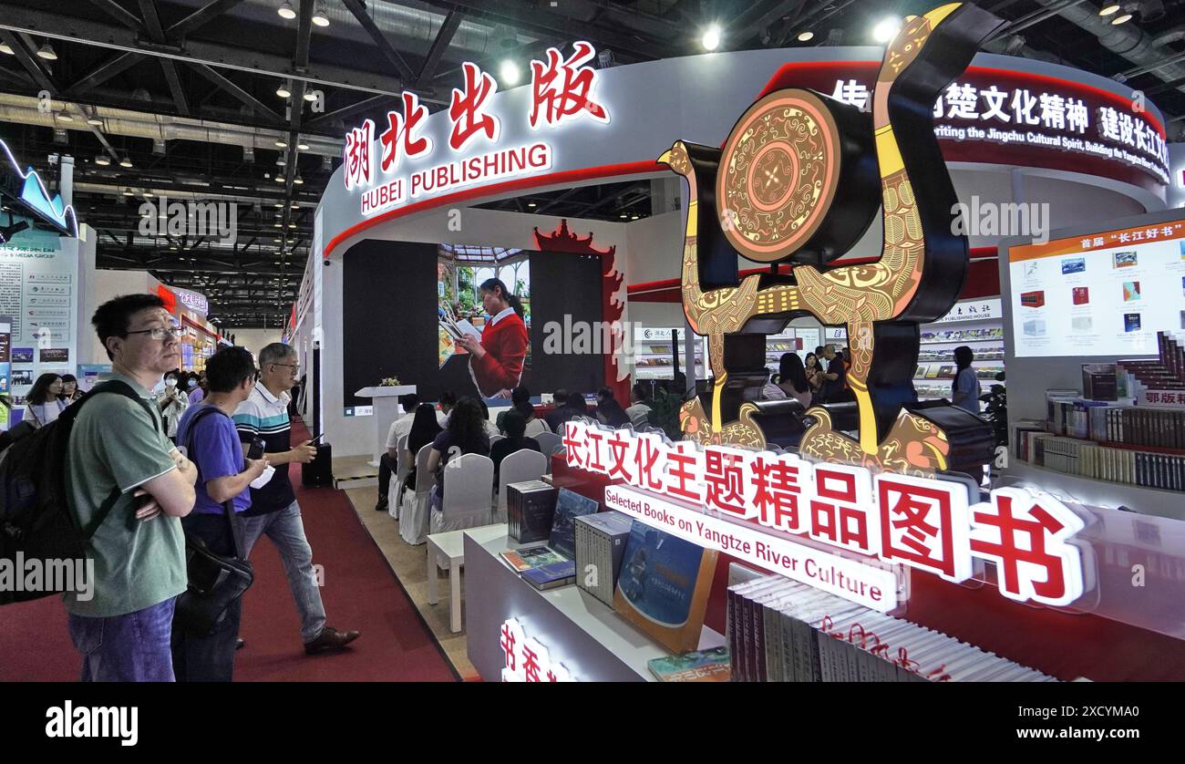 Peking, China. Juni 2024. Die Besucher nehmen am 19. Juni 2024 an der 30. Internationalen Buchmesse in Peking, der Hauptstadt Chinas, Teil. Die 30. Internationale Buchmesse in Peking begann am Mittwoch in Peking und zog im Vergleich zum Vorjahr eine größere Beteiligung ausländischer Aussteller an. Mit einer erweiterten Ausstellungsfläche von 55.000 Quadratmetern in diesem Jahr hat die fünftägige Veranstaltung rund 1.600 Aussteller aus 71 Ländern und Regionen zusammengebracht und den Besuchern 220.000 chinesische und ausländische Publikationen gezeigt, so die Organisatoren. Quelle: Li Xin/Xinhua/Alamy Live News Stockfoto