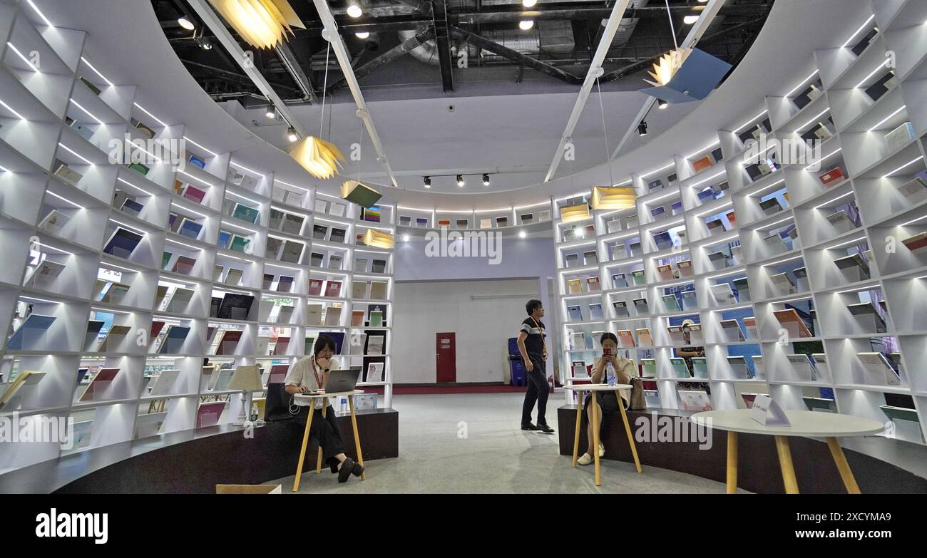 Peking, China. Juni 2024. Die Besucher nehmen am 19. Juni 2024 an der 30. Internationalen Buchmesse in Peking, der Hauptstadt Chinas, Teil. Die 30. Internationale Buchmesse in Peking begann am Mittwoch in Peking und zog im Vergleich zum Vorjahr eine größere Beteiligung ausländischer Aussteller an. Mit einer erweiterten Ausstellungsfläche von 55.000 Quadratmetern in diesem Jahr hat die fünftägige Veranstaltung rund 1.600 Aussteller aus 71 Ländern und Regionen zusammengebracht und den Besuchern 220.000 chinesische und ausländische Publikationen gezeigt, so die Organisatoren. Quelle: Li Xin/Xinhua/Alamy Live News Stockfoto