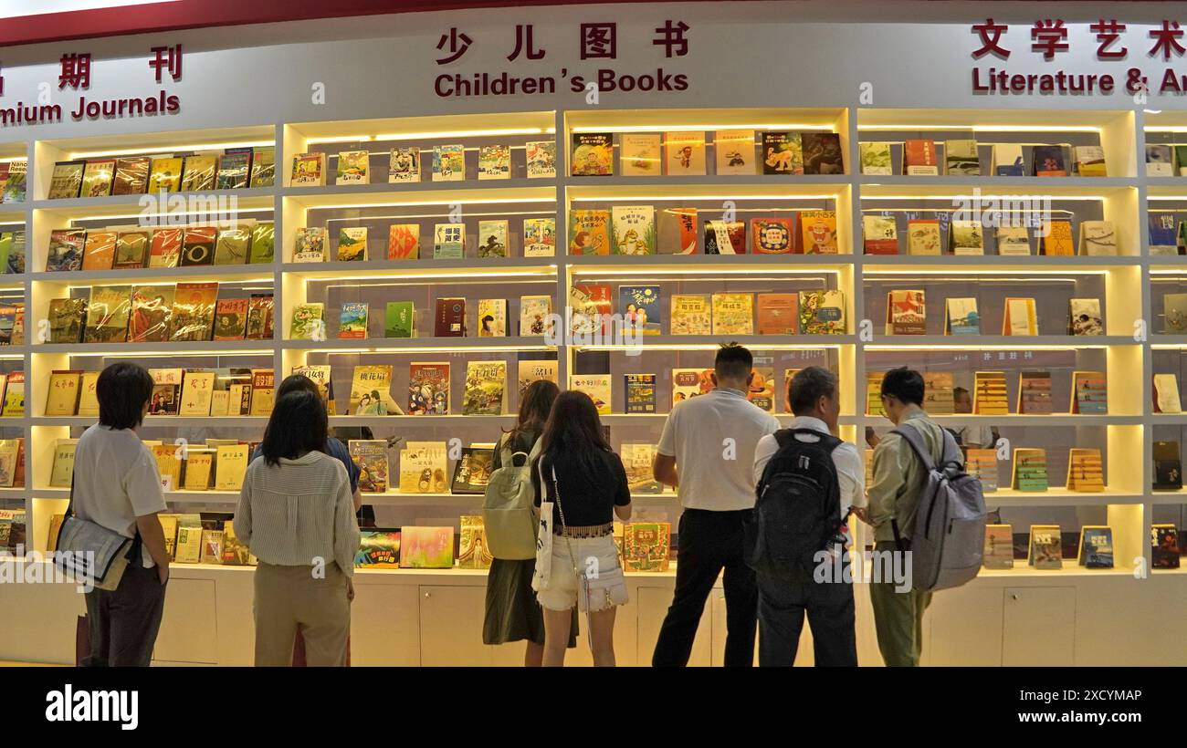 Peking, China. Juni 2024. Besucher besuchen die 30. Internationale Buchmesse Peking am 19. Juni 2024 in Peking, der Hauptstadt Chinas. Die 30. Internationale Buchmesse in Peking begann am Mittwoch in Peking und zog im Vergleich zum Vorjahr eine größere Beteiligung ausländischer Aussteller an. Mit einer erweiterten Ausstellungsfläche von 55.000 Quadratmetern in diesem Jahr hat die fünftägige Veranstaltung rund 1.600 Aussteller aus 71 Ländern und Regionen zusammengebracht und den Besuchern 220.000 chinesische und ausländische Publikationen gezeigt, so die Organisatoren. Quelle: Li Xin/Xinhua/Alamy Live News Stockfoto