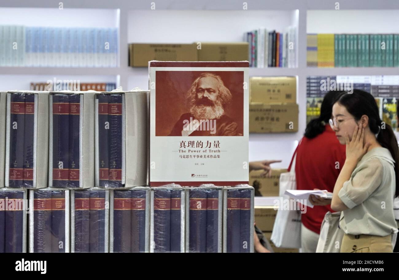 Peking, China. Juni 2024. Die Besucher nehmen am 19. Juni 2024 an der 30. Internationalen Buchmesse in Peking, der Hauptstadt Chinas, Teil. Die 30. Internationale Buchmesse in Peking begann am Mittwoch in Peking und zog im Vergleich zum Vorjahr eine größere Beteiligung ausländischer Aussteller an. Mit einer erweiterten Ausstellungsfläche von 55.000 Quadratmetern in diesem Jahr hat die fünftägige Veranstaltung rund 1.600 Aussteller aus 71 Ländern und Regionen zusammengebracht und den Besuchern 220.000 chinesische und ausländische Publikationen gezeigt, so die Organisatoren. Quelle: Li Xin/Xinhua/Alamy Live News Stockfoto