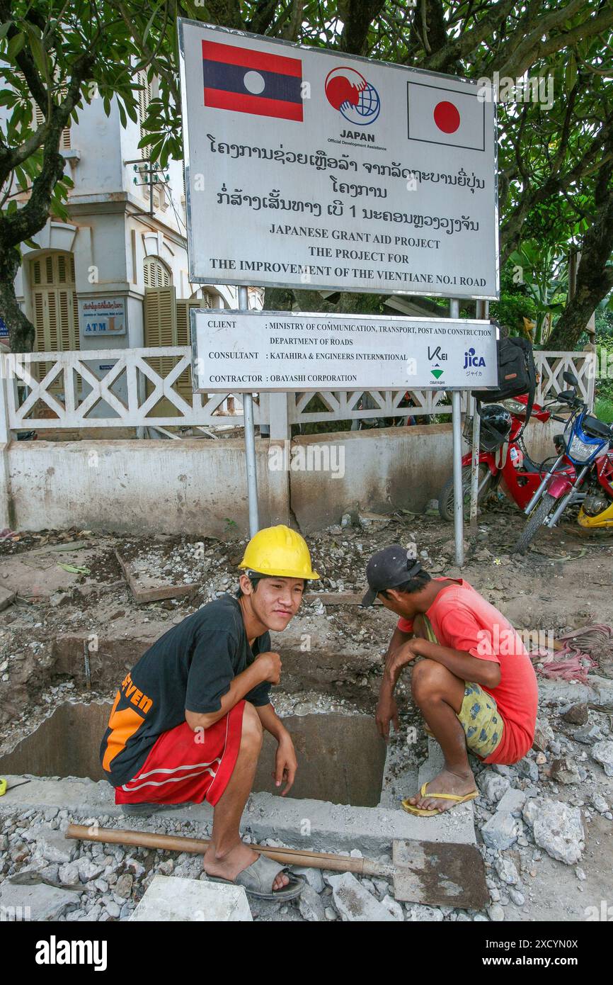 Laos, Vientiane. Verbesserung der Hauptstraße der Hauptstadt mit Hilfe Japans. Stockfoto