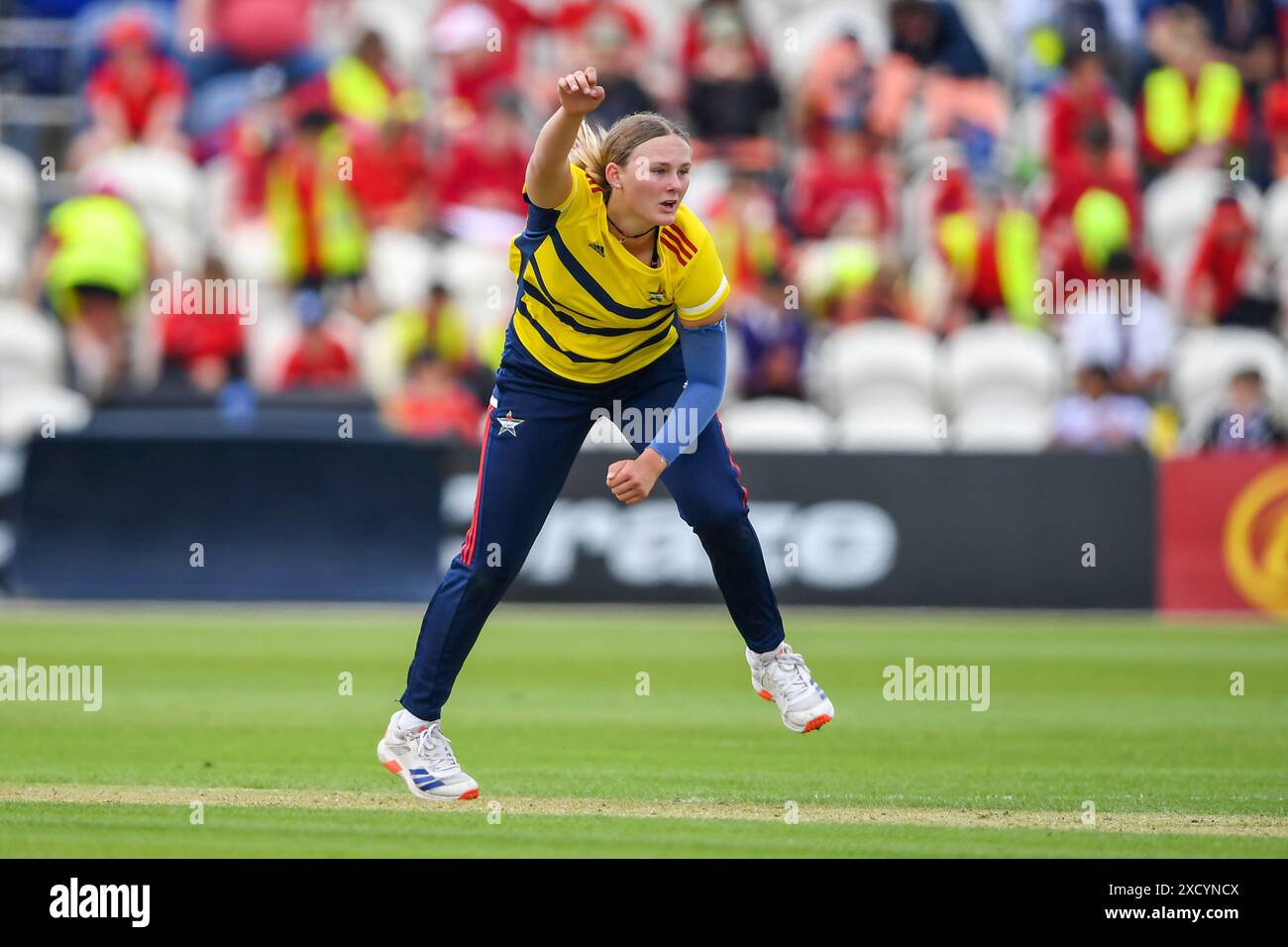 Hove, Großbritannien. 19. Juni 2024. Matilda Corteen-Coleman von South East Stars Bowling während des Charlotte Edwards Cup Spiels zwischen Southern Vipers und South East Stars auf dem 1st Central County Ground. Quelle: Dave Vokes/Alamy Live News Stockfoto