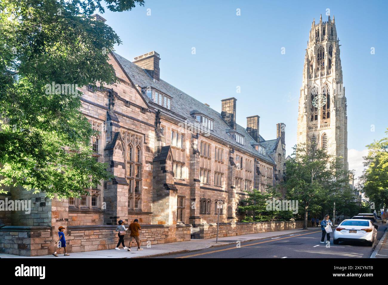 New Haven, Connecticut - Juni 8,2024: Blick auf den Campus der Ivy League Yale University mit historischer Architektur aus der Innenstadt von New Haven CT. Stockfoto