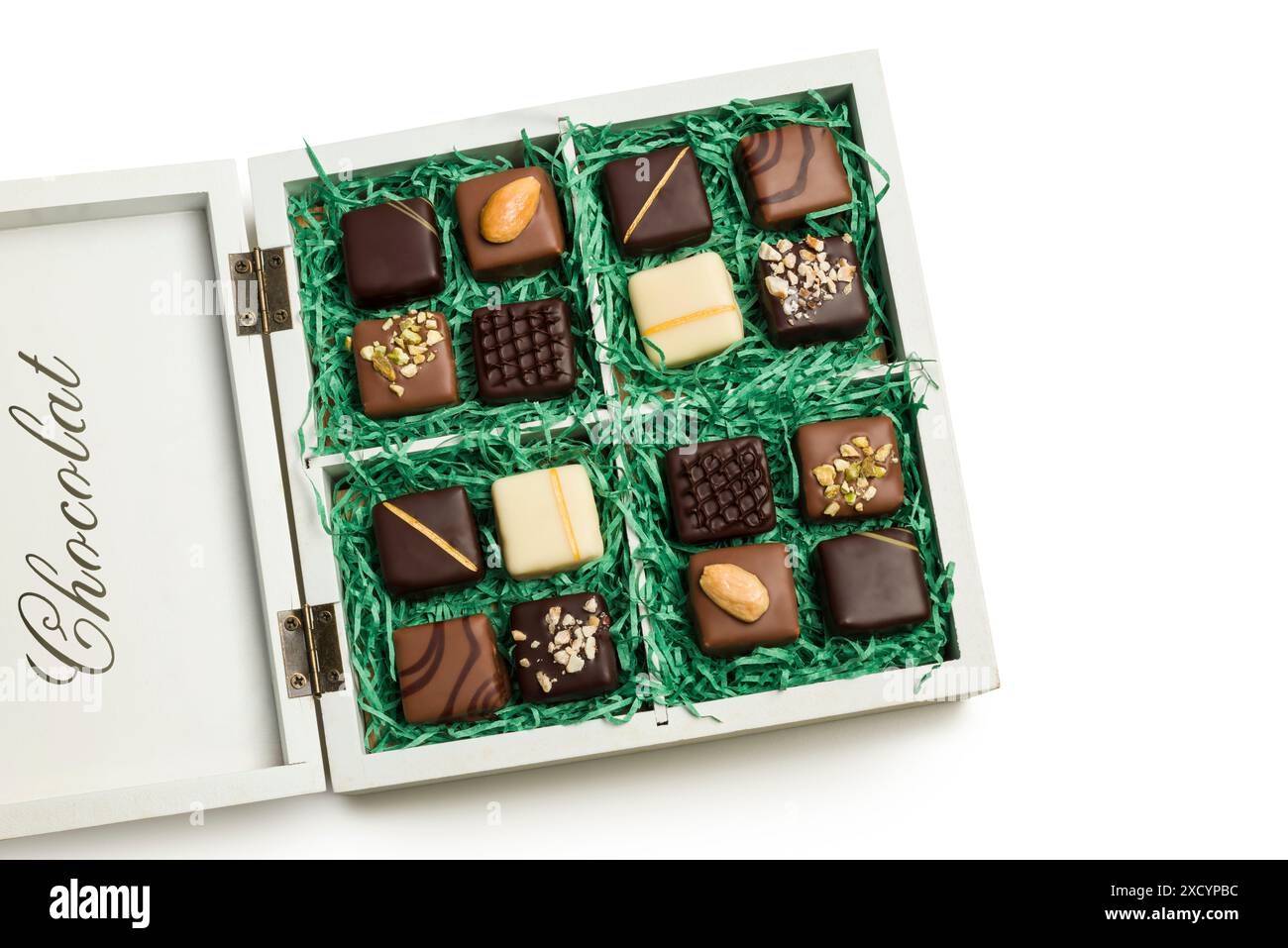 Verschiedene Pralinen in einer hölzernen Geschenkbox auf weißem Hintergrund. Stockfoto
