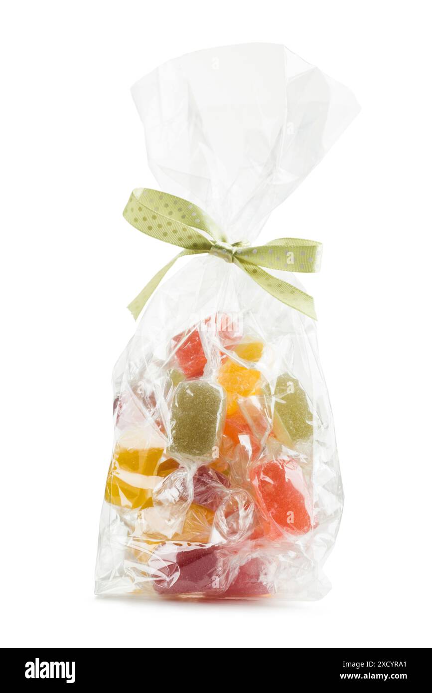 Verschiedene Gelee-Bonbons in transparentem Beutel, isoliert auf weißem Hintergrund. Stockfoto