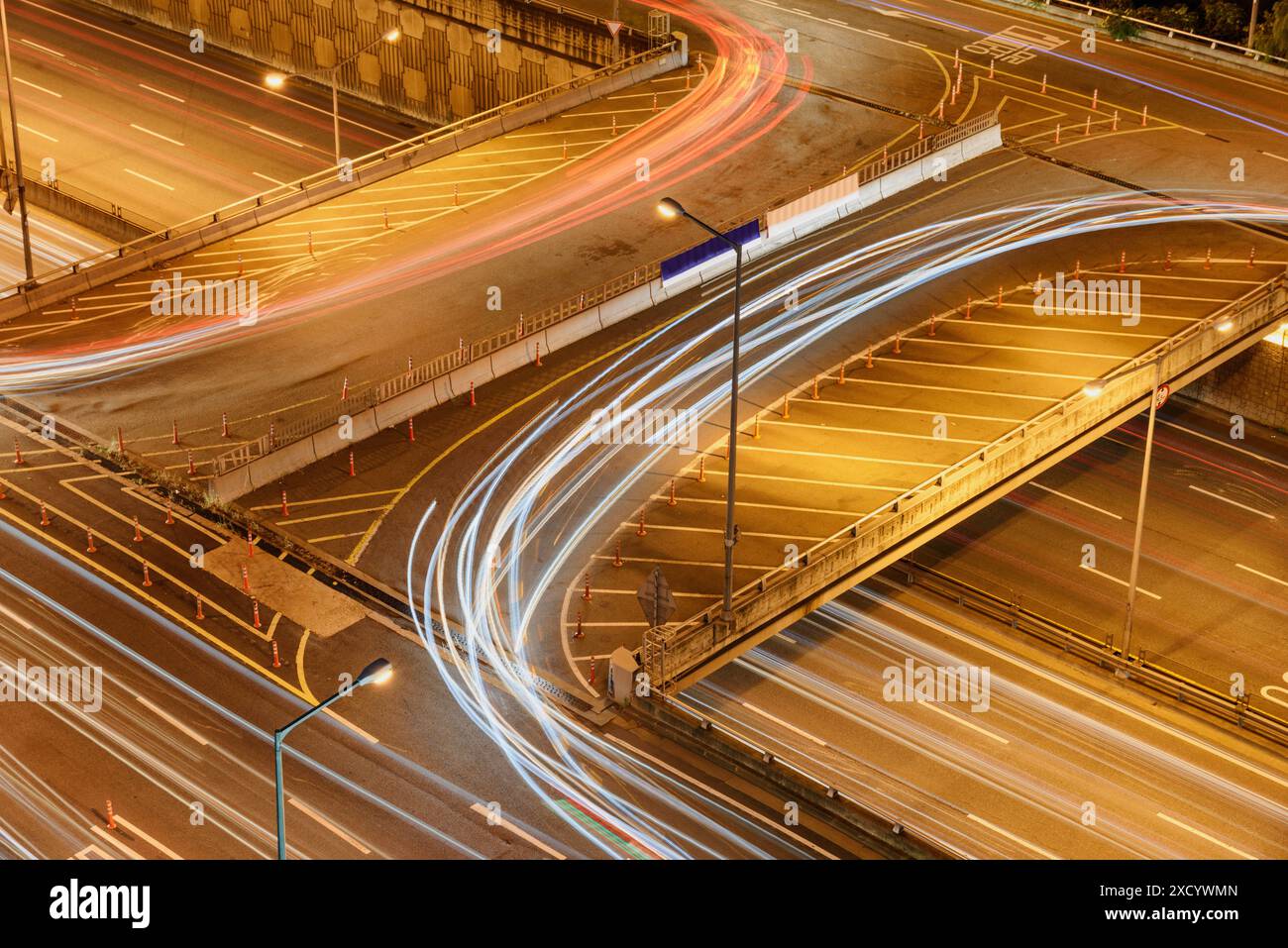 Top-Nachtblick auf die zweistöckige Straßenkreuzung im Zentrum von Seoul, Südkorea. Stockfoto