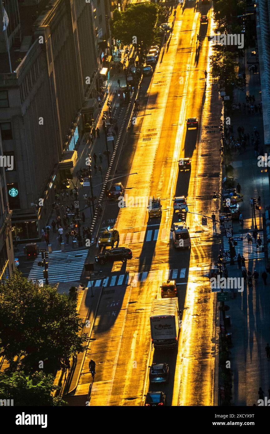 Manhattanhenge Sunset Event auf der 34th Street in New York City, USA 2024 Stockfoto