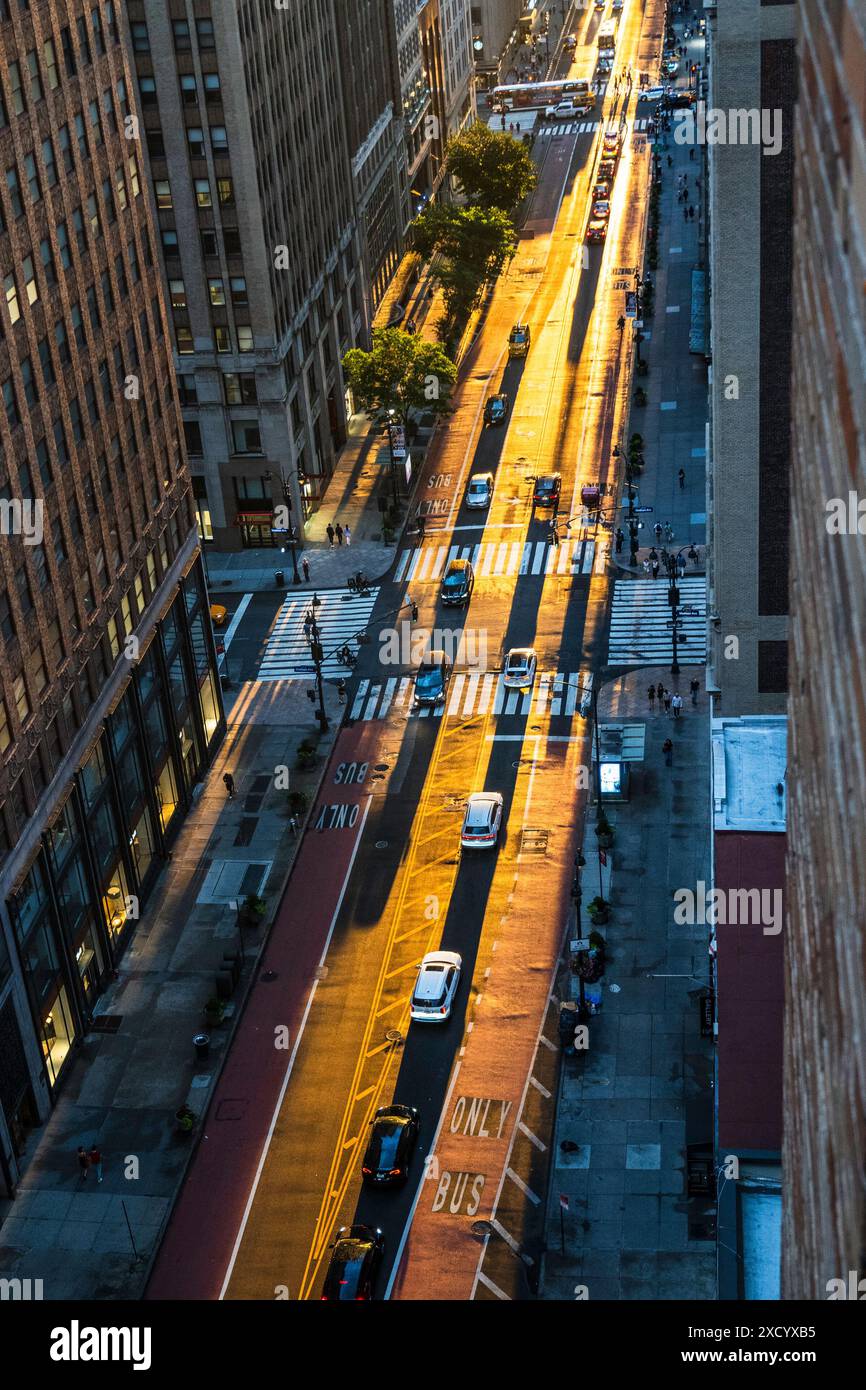 Manhattanhenge Sunset Event auf der 34th Street in New York City, USA 2024 Stockfoto