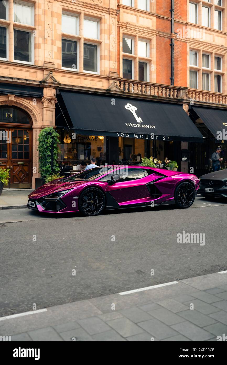 Lamborghini Revuelto auf Viola Bast Stockfoto