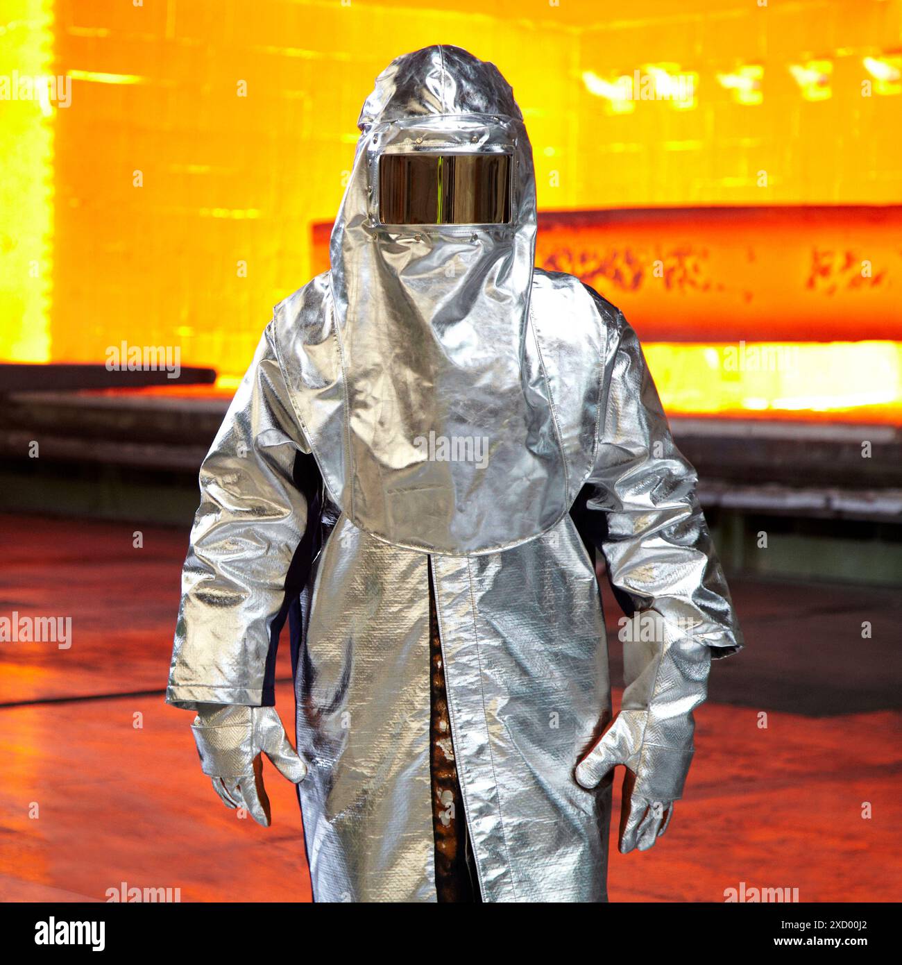 Gießerei-Arbeiter mit Schutzausrüstung, Metallurgie Stockfoto