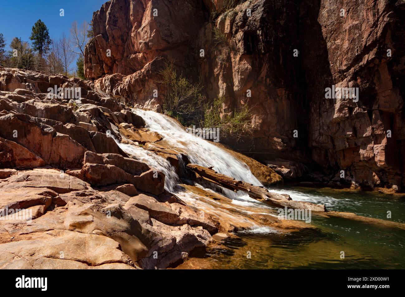 Wundervolle Wasserfälle entlang des herrlichen Water Wheel Falls Wander Trail in der Nähe von Peyson, Arizona (USA). Verführerisch, Erstaunlich, Atemberaubend, Fesselnd, Stockfoto