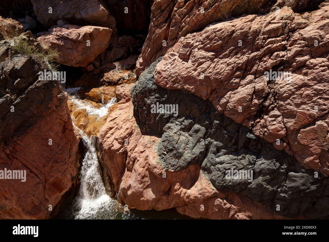 Wundervolle Wasserfälle entlang des herrlichen Water Wheel Falls Wander Trail in der Nähe von Peyson, Arizona (USA). Verführerisch, Erstaunlich, Atemberaubend, Fesselnd, Stockfoto