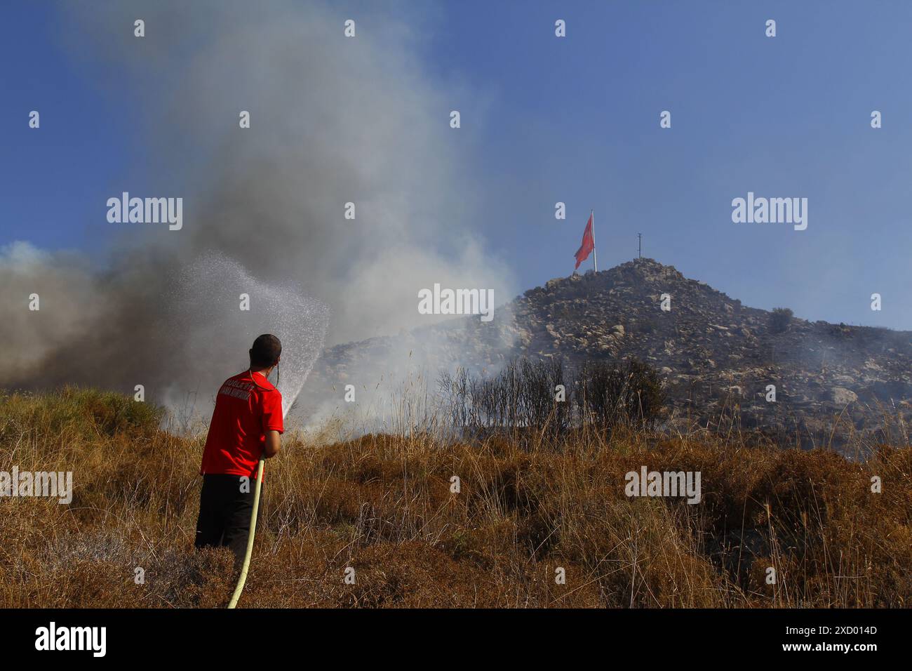 Bodrum, Türkei. 1. August 2020: Brennende Flamme in Grasfeldern, Wäldern und schwarz-weißem Rauch in den Himmel. Großes Waldfeuer aus der Nähe. Abstimmung Stockfoto