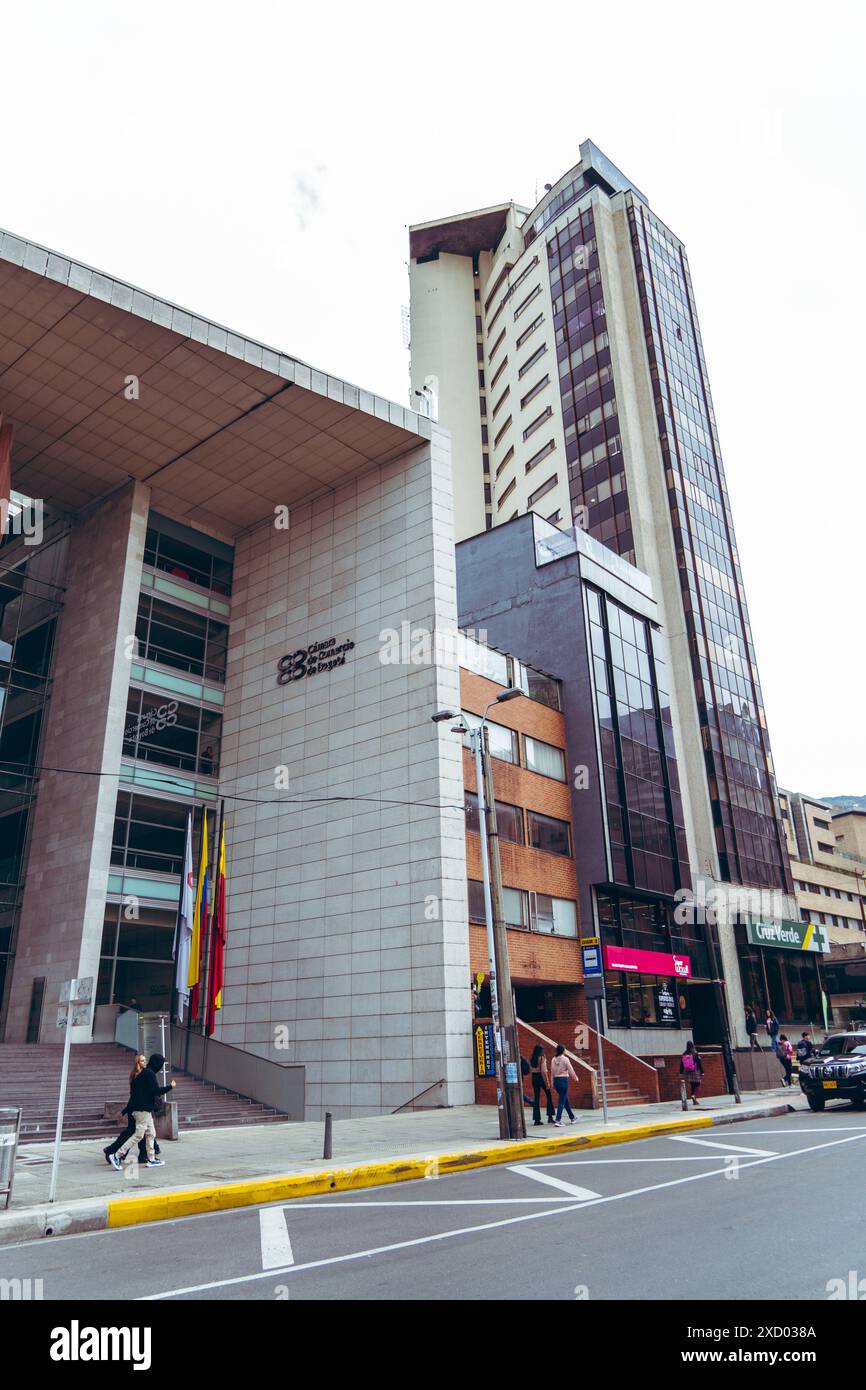 Handelskammer Bogotá - Cámara de comercio de Bogotá - Blick auf die belebte Straße mit modernen Bürogebäuden und Fußgängern in Bogotá, Kolumbien. Stockfoto