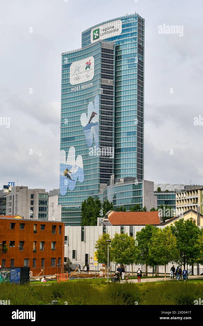 Palazzo Lombardia Wolkenkratzer, Sitz der Region Lombardei, aus dem Park der Bibliothek der Bäume im Frühjahr, Mailand, Lombardei, Italien Stockfoto