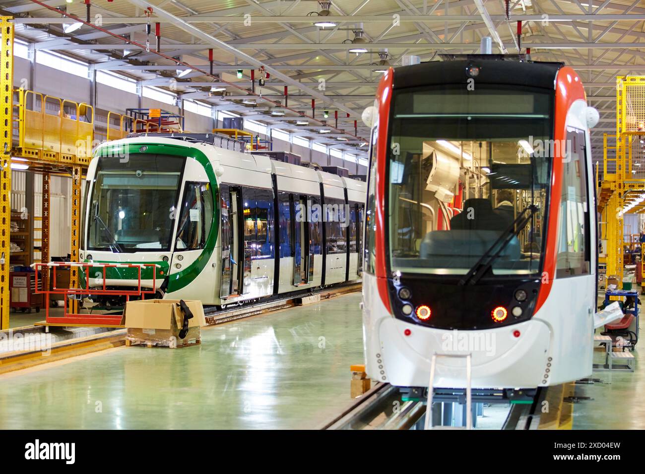 Montage-Werkstatt-Straßenbahnen. Herstellung von Zügen. Stockfoto