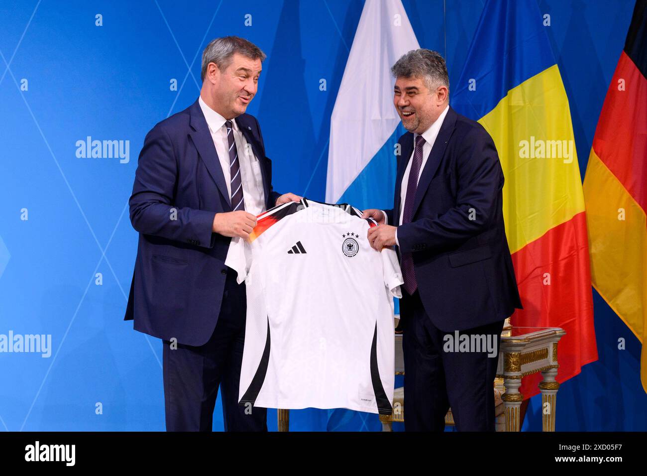 Bayerns Ministerpräsident Markus Söder CSU und der rumänische Premierminister Marcel Ciolacu nehmen an einer abschließenden Pressekonferenz Teil und präsentieren dabei Fußball-Trikots von Deutschland und Rumänien. Das bayerische und das rumänische Kabinett tagten zusammen in der bayerischen Landeshauptstadt. München, 18.06.2024 Bayern Deutschland *** der bayerische Premierminister Markus Söder CSU und der rumänische Premierminister Marcel Ciolacu nehmen an einer abschließenden Pressekonferenz Teil und präsentieren Fußballtrikots aus Deutschland und Rumänien die bayerischen und rumänischen Kabinette trafen sich in der bayerischen Hauptstadt Muni zusammen Stockfoto