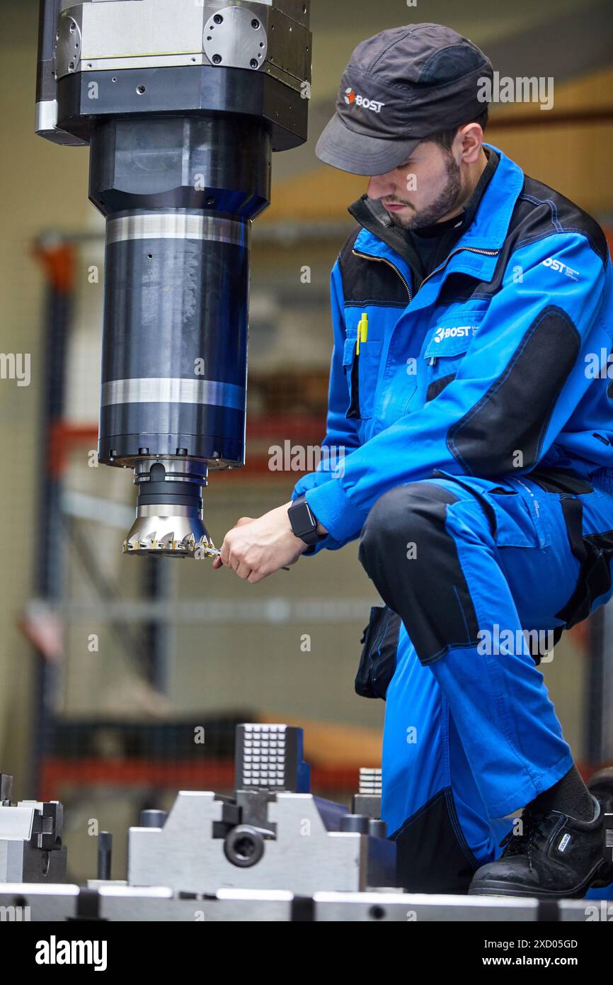 Techniker, der den Drehkopf mit Schneidwerkzeug, Vertikaldrehmaschine, Bearbeitungszentrum, CNC, Konstruktion, Herstellung und Montage von Werkzeugmaschinen, Gipuz Stockfoto