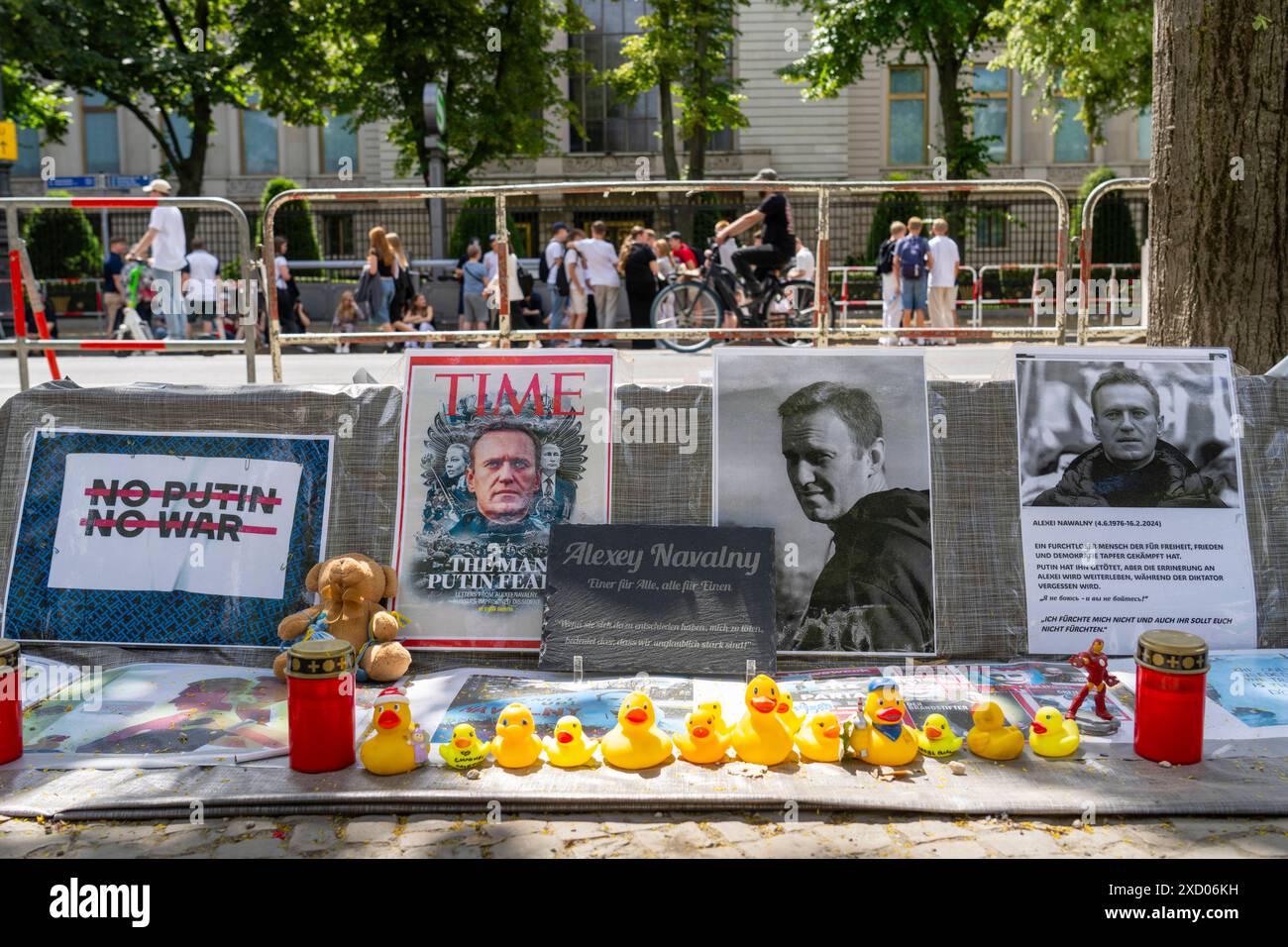 Solidarität mit der von Russland überfallenen Ukraine vor der Russischen Botschaft an der Straße unter den Linden in Berlin-Mitte. Alexei Nawalny, russischer Jurist, Dokumentarfilmer und Oppostionspolitiker gegen die Diktatur Wladimir Putin starb in einem russischen Straflager. *** Solidarität mit der Ukraine von Russland eingedrungen vor der russischen Botschaft unter den Linden in Berlin Mitte Alexej Nawalny, russischer Jurist, Dokumentarfilmer und Oppositionspolitiker gegen die Diktatur von Wladimir Putin starb in einem russischen Gefangenenlager Stockfoto