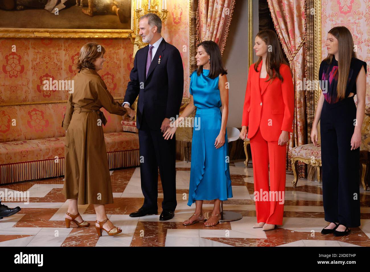 Prinzen Leonor von Spanien, König Felipe VI., Königin Letizia und Sofia während der Feierlichkeiten zum 10. Jahrestag der Ausrufung des Königs in Stockfoto