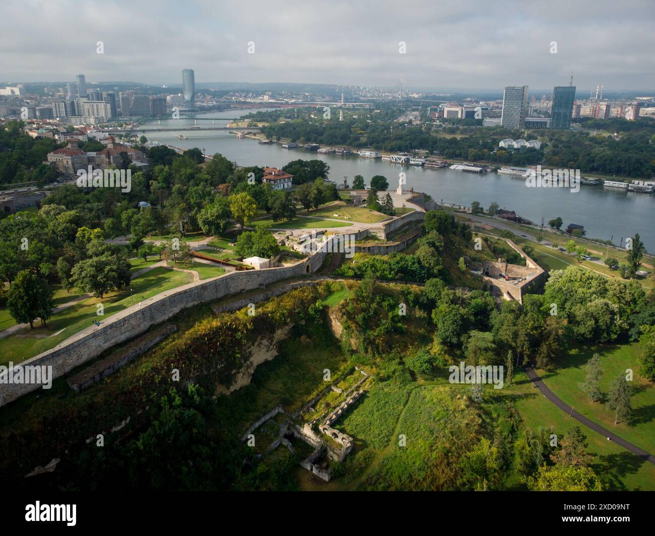 Aeria Drohne Blick auf den Kalemegdan Park im Sommer, Belgrad, Serbien. Stockfoto