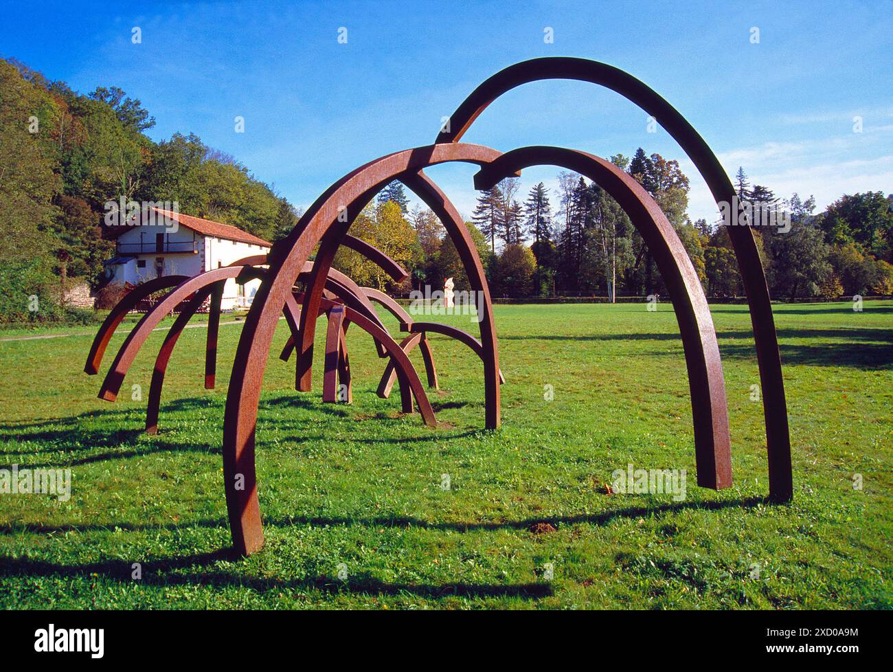 Skulptur namens La Sombra del Sueño. Señorio de Bertiz, Navarra, Spanien. Stockfoto